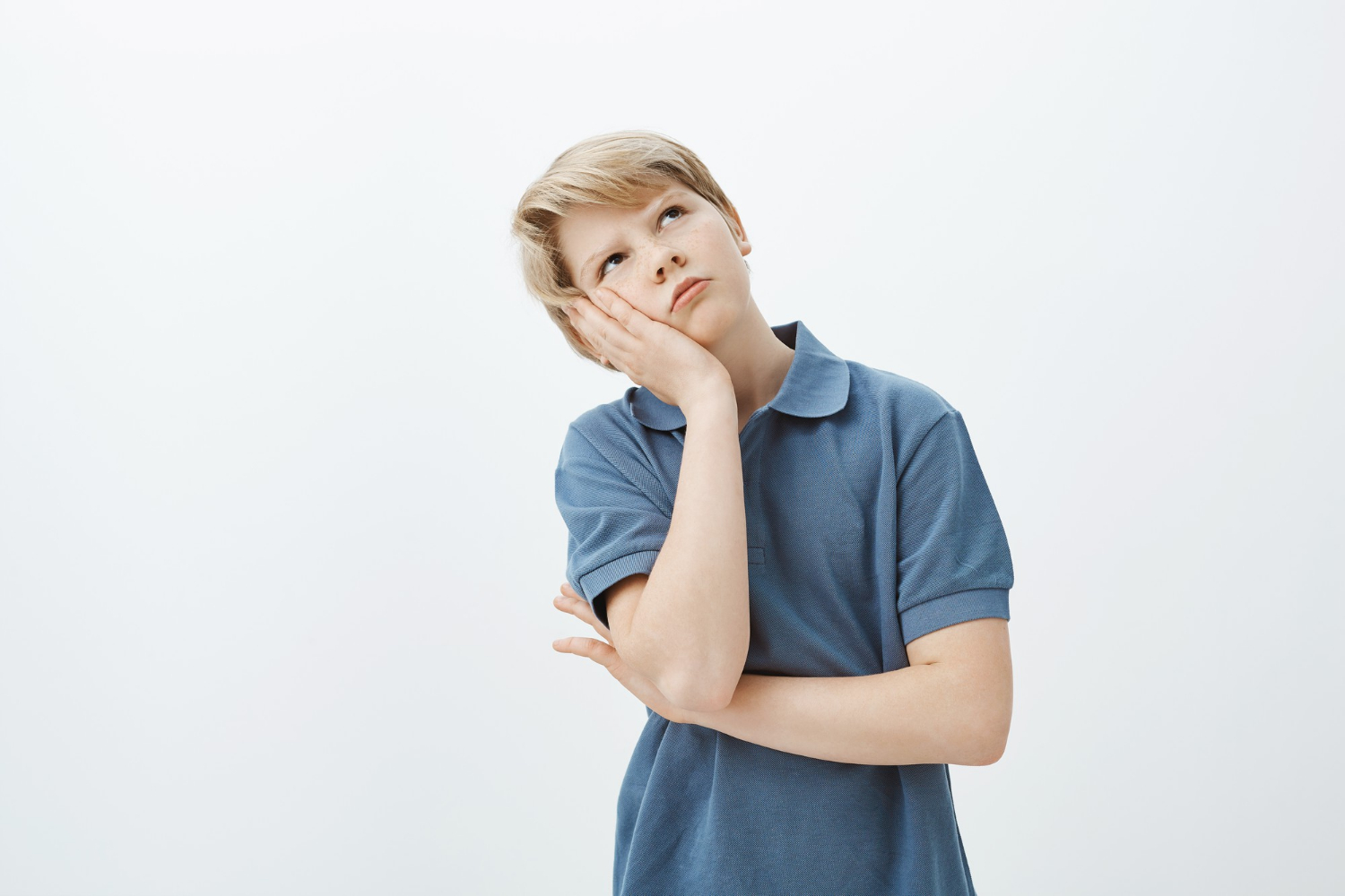 Un jeune garçon perdu dans ses pensées | Source : Freepik