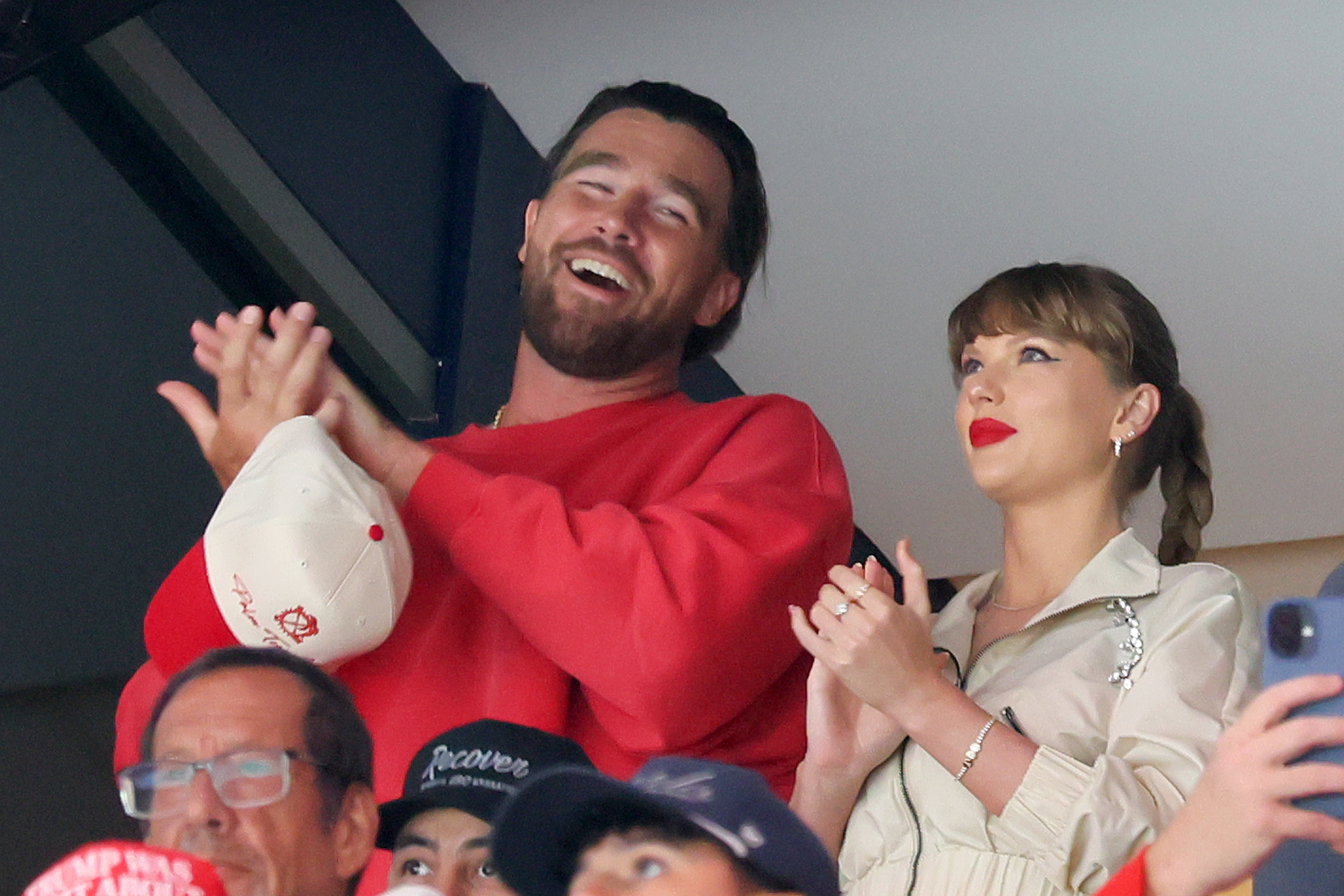 Travis Kelce, et Taylor Swift pendant le 4e match de la finale de la Coupe Stanley 2025 à l'Amerant Bank Arena le 12 juin 2025, à Sunrise, en Floride | Source : Getty Images