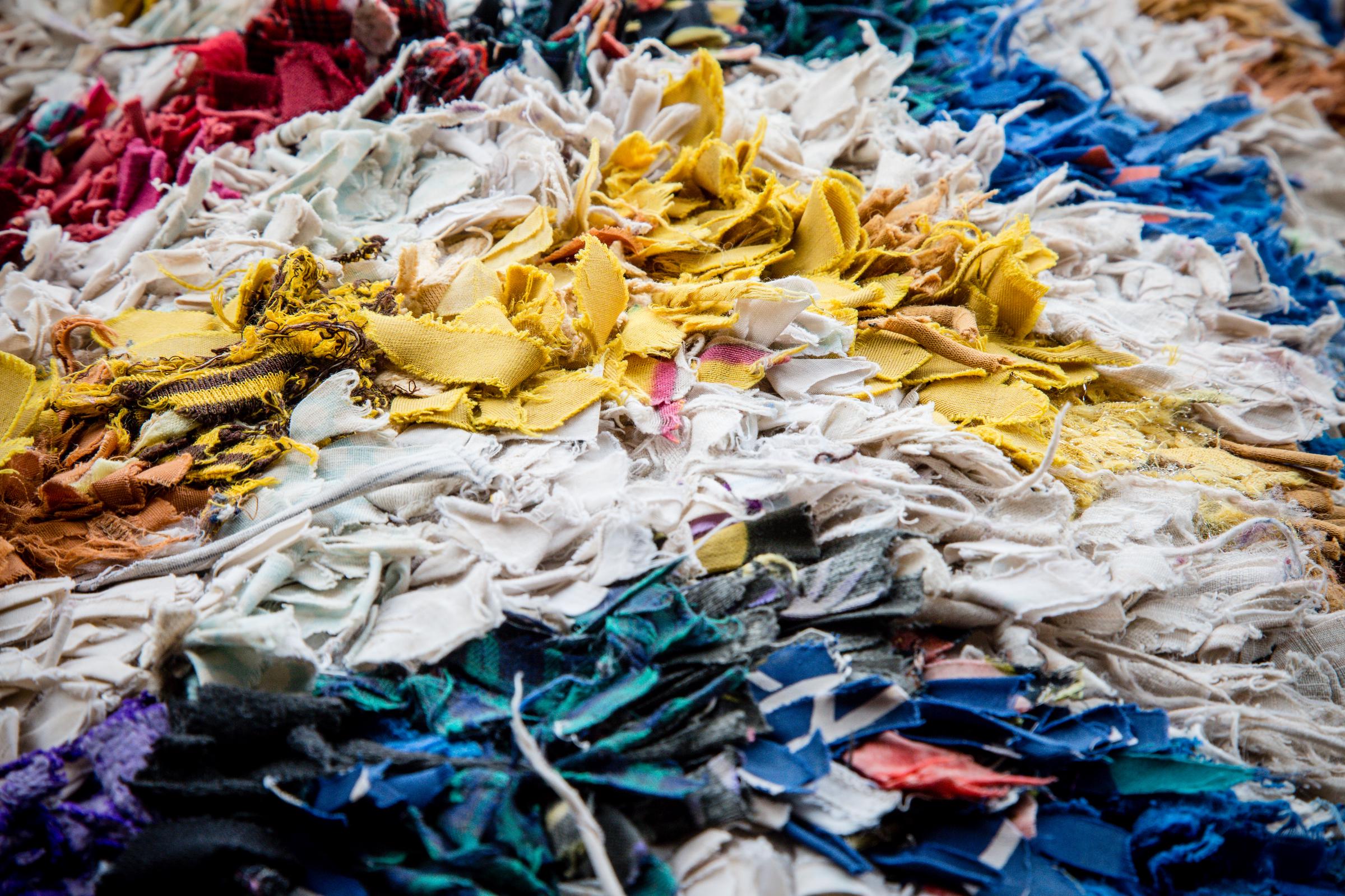 Des morceaux colorés de tissu déchiqueté | Source : Shutterstock