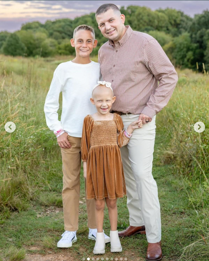 Dylan Franklin pose avec Noelle et son frère, en date du 15 juin 2025 | Source : Instagram/dfrank