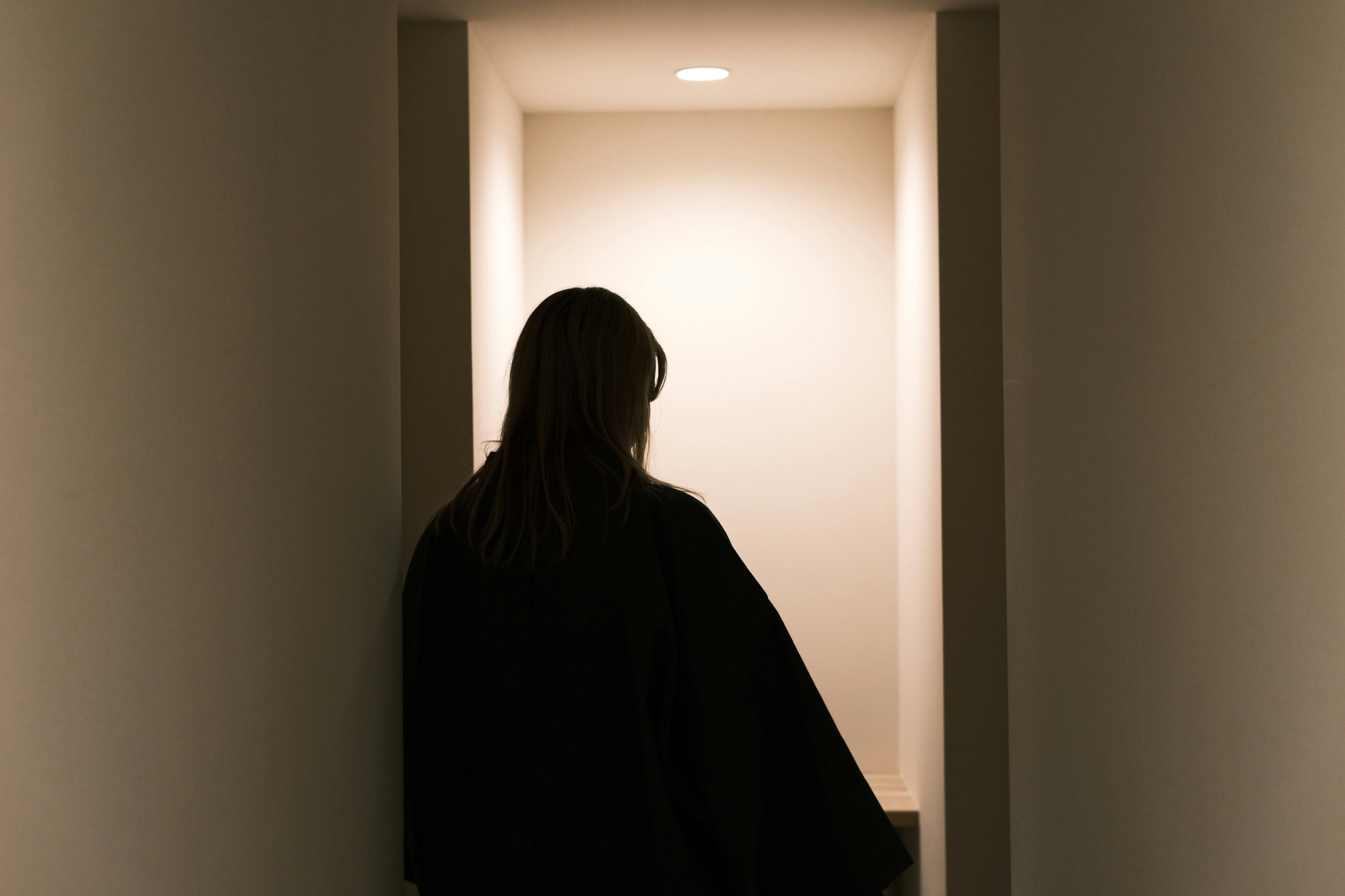 Une personne debout dans un couloir | Source : Unsplash