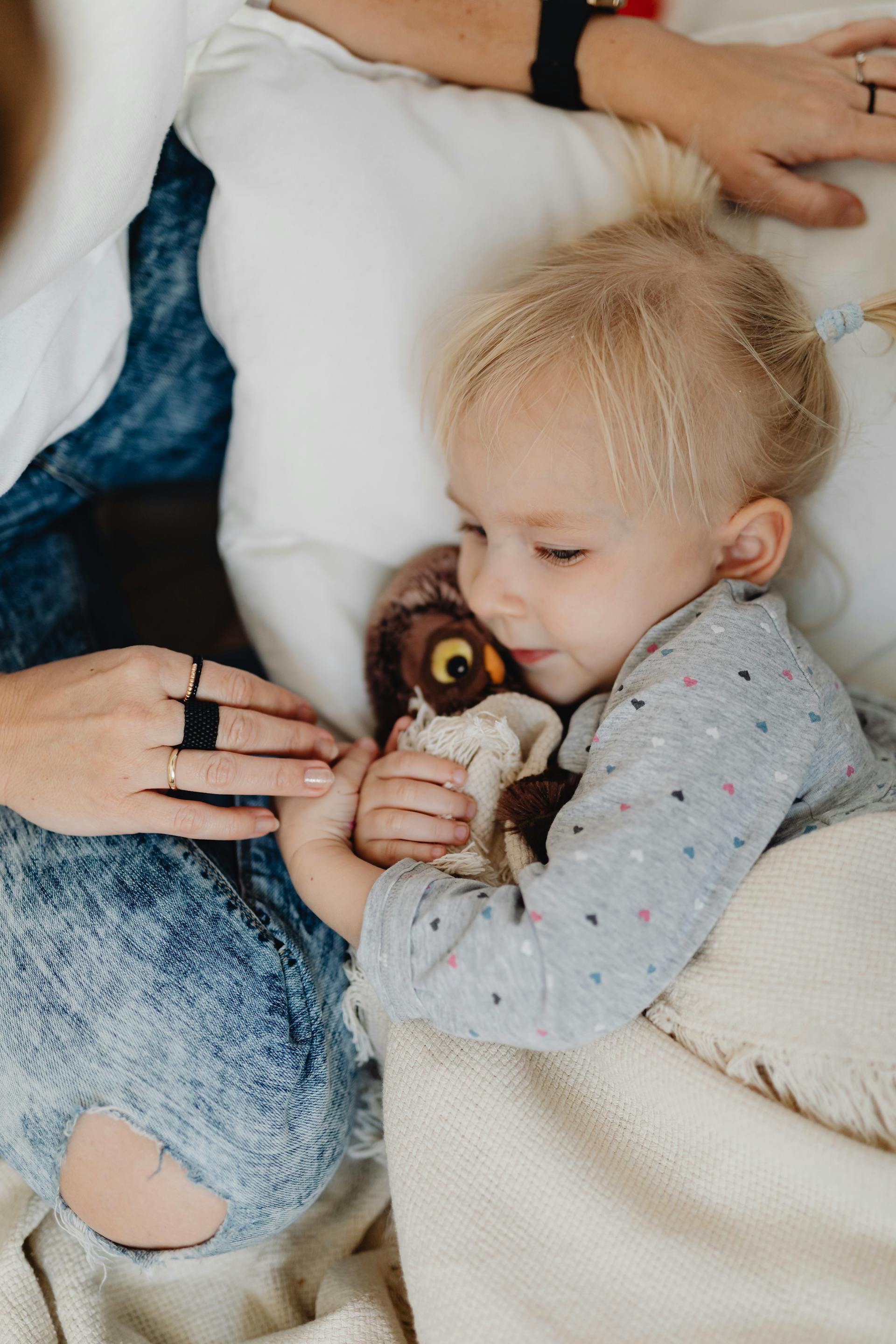 Une petite fille serrant son doudou dans ses bras | Source : Pexels