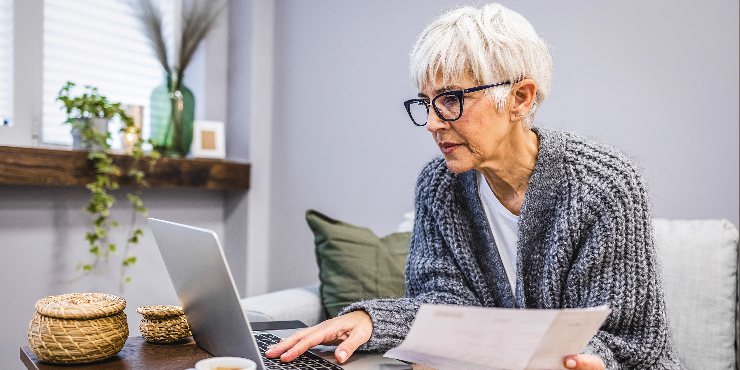 Une femme âgée travaillant sur un ordinateur portable | Source : Shutterstock
