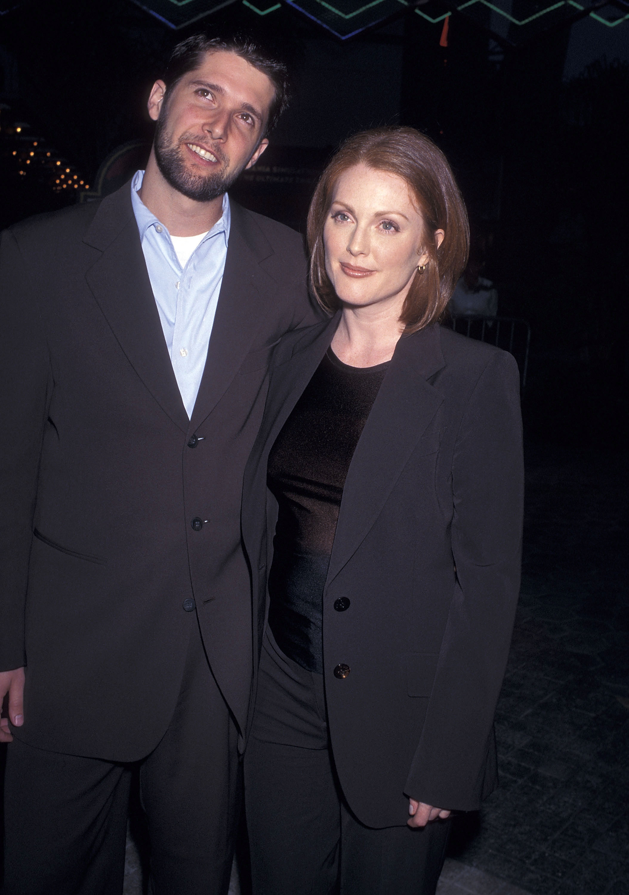 Bart Freundlich et Julianne Moore lors de la première de « The Lost World: Jurassic Park » le 19 mai 1997 à Universal City, en Californie. | Source : Getty Images