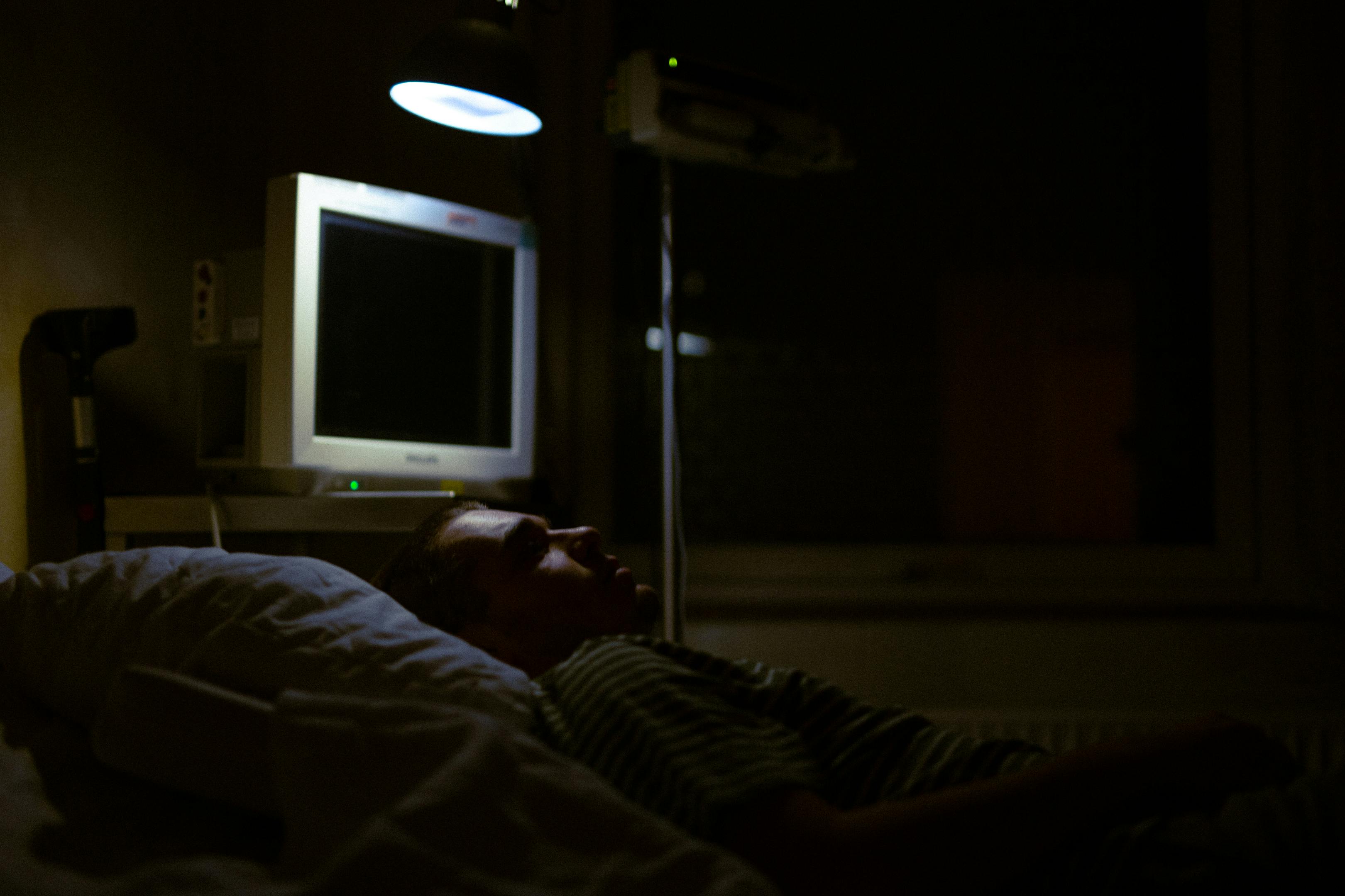 Un homme allongé dans un lit d'hôpital | Source : Pexels