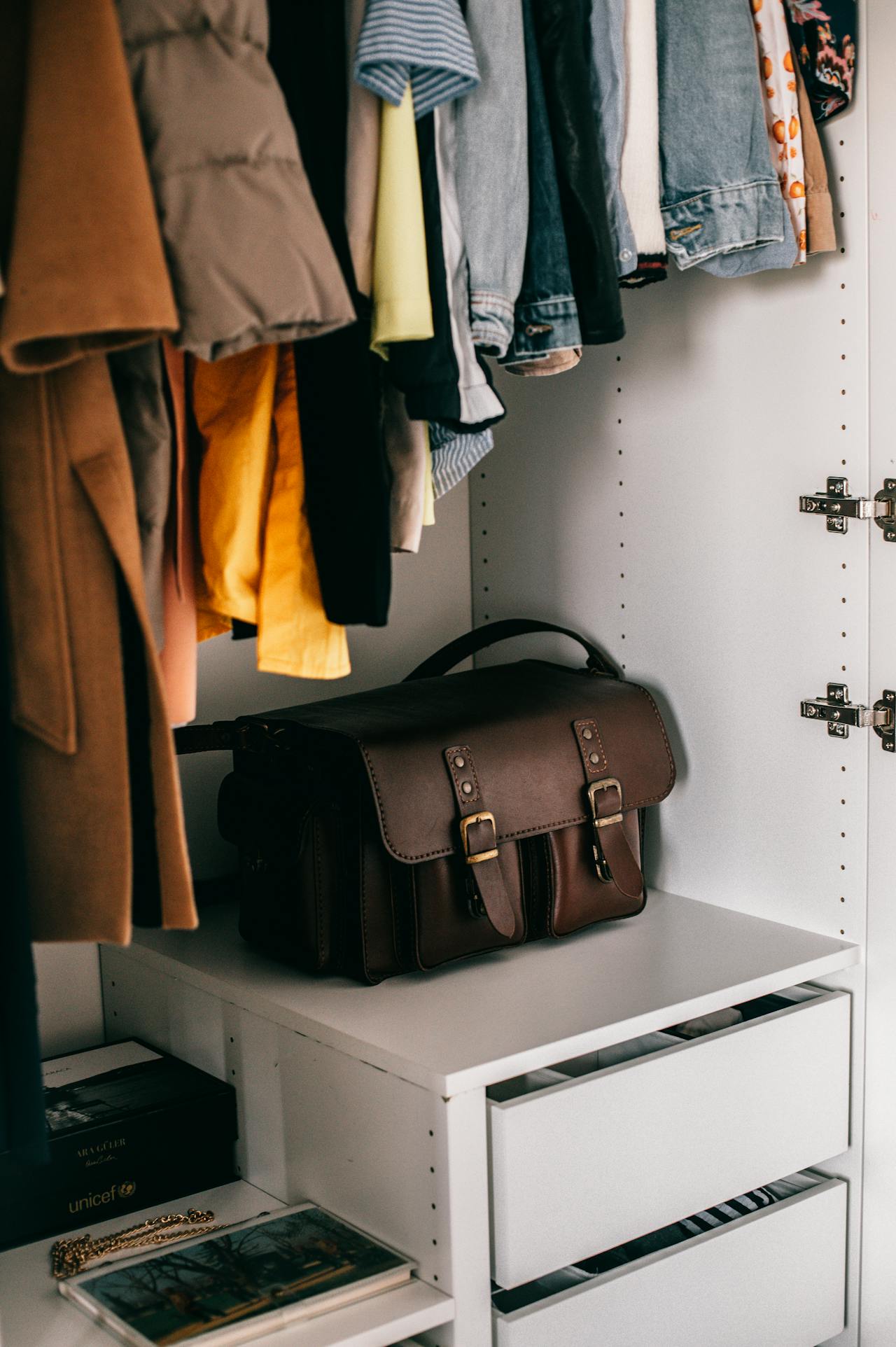 Un sac et des vêtements dans une armoire | Source : Pexels