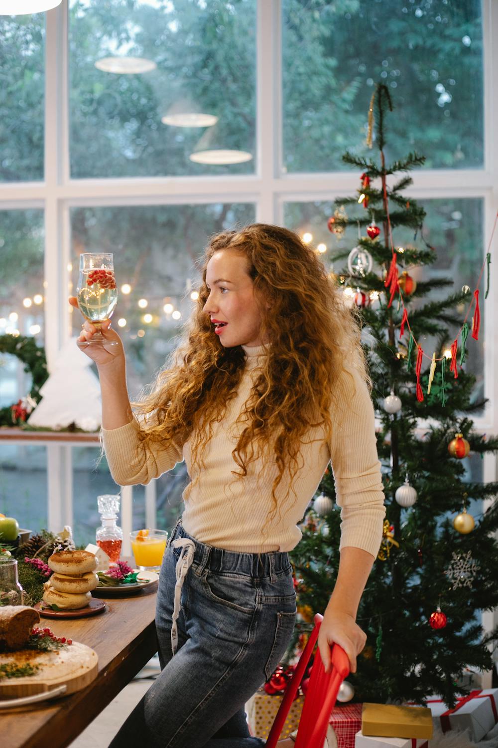 Une femme qui fête Noël | Source : Pexels