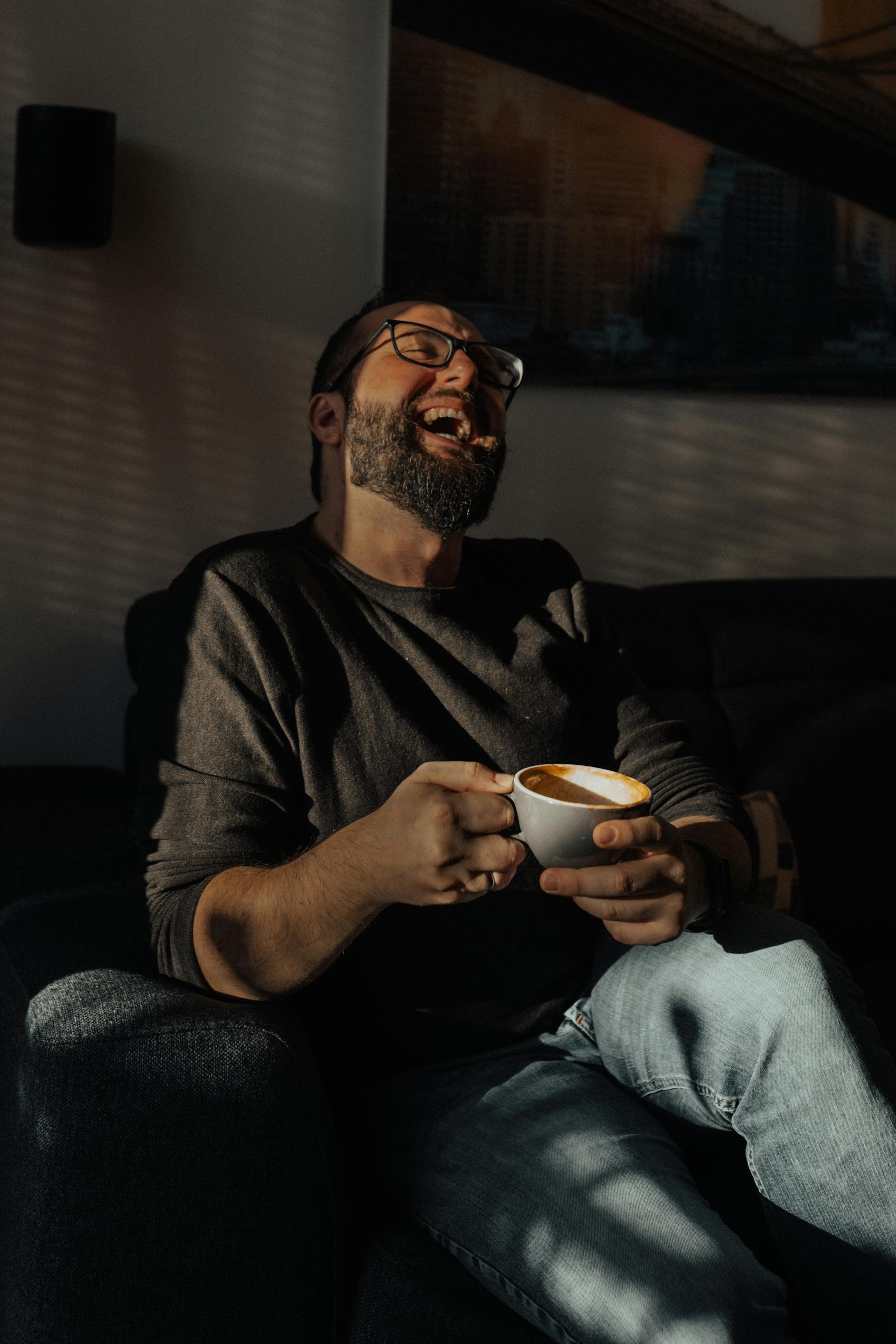 Un homme qui rit | Source : Pexels