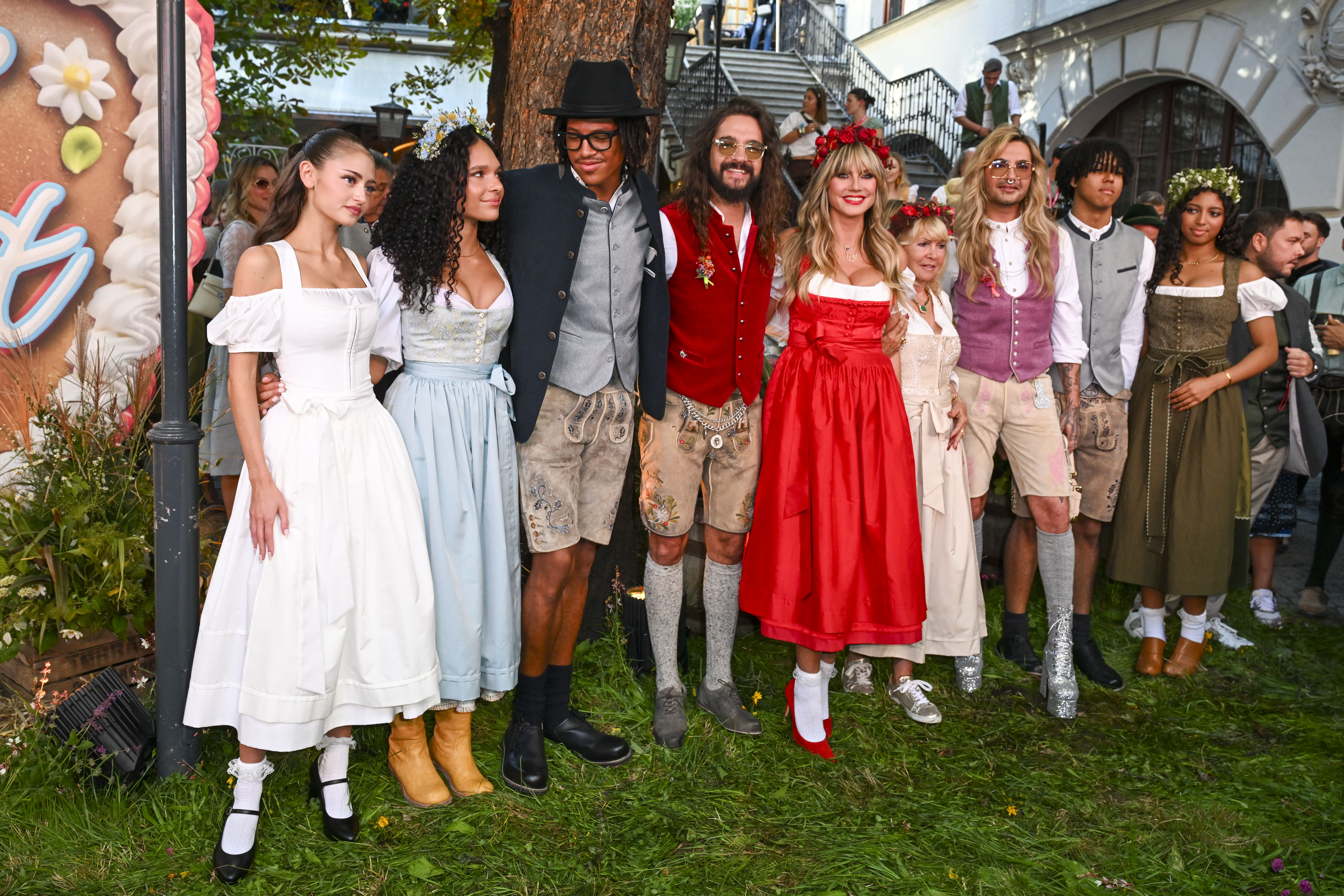 Leni Klum, Kayla Betulius, Henry Samuel, Tom Kaulitz, Heidi Klum, Erna Klum, Bill Kaulitz, Johan Samuel et Lou Klum sur le tapis rouge pour « Heidifest By Heidi Klum » à la Hofbräuhaus de Munich, le 18 septembre 2025 à Munich, en Allemagne. | Source : Getty Images