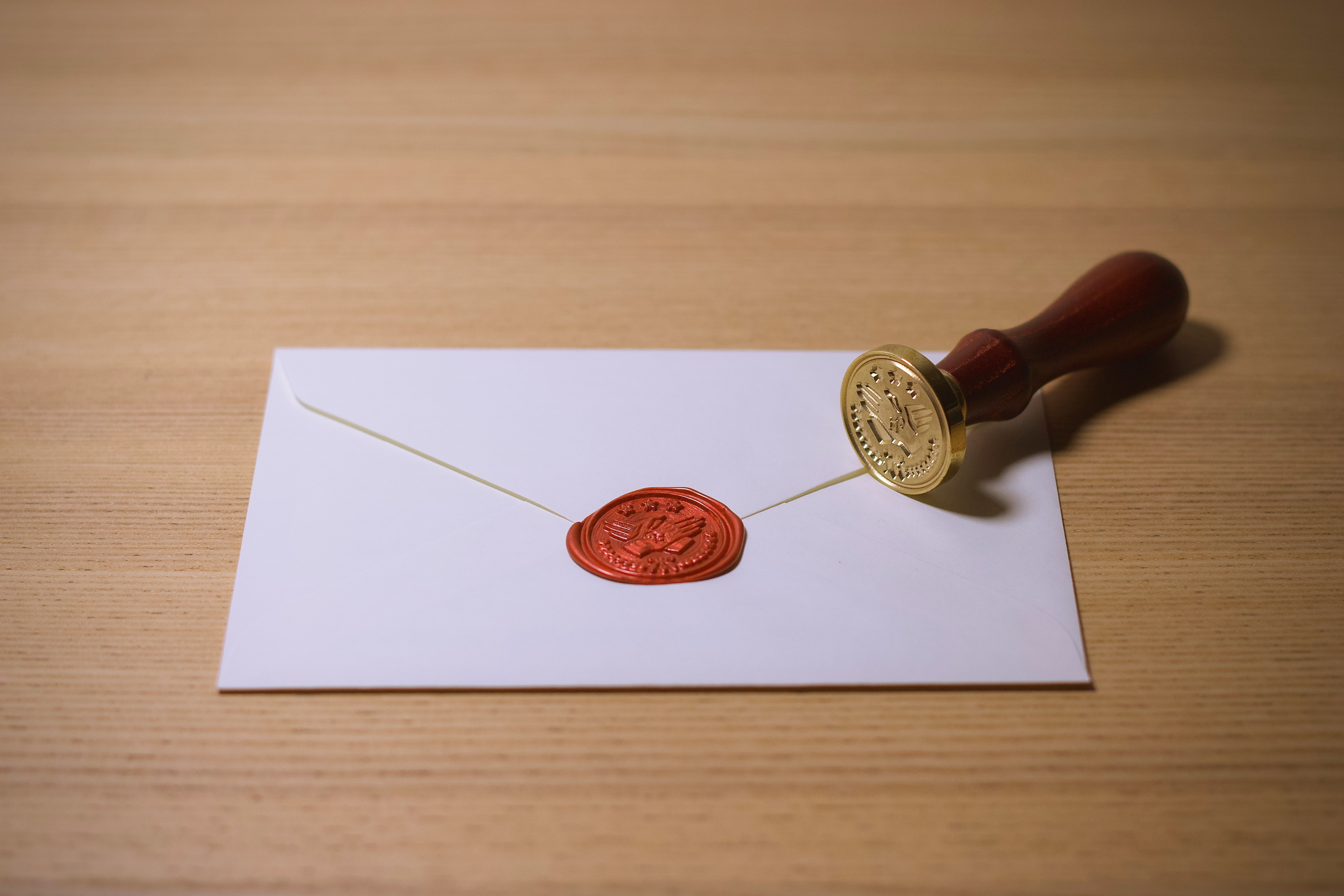Une enveloppe avec un cachet de cire | Source : Unsplash