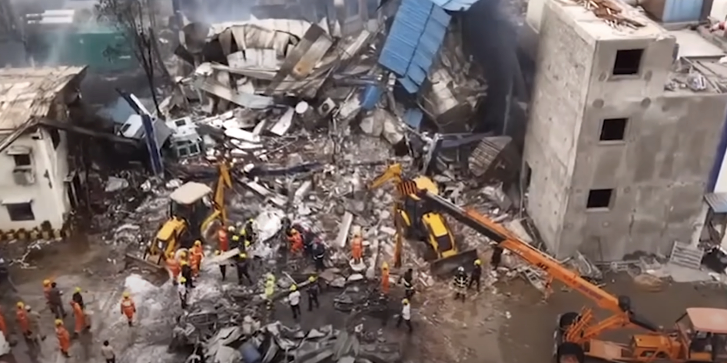 Les sauveteurs fouillent les débris après l'explosion d'une usine du Telangana | Source : YouTube/indiatoday
