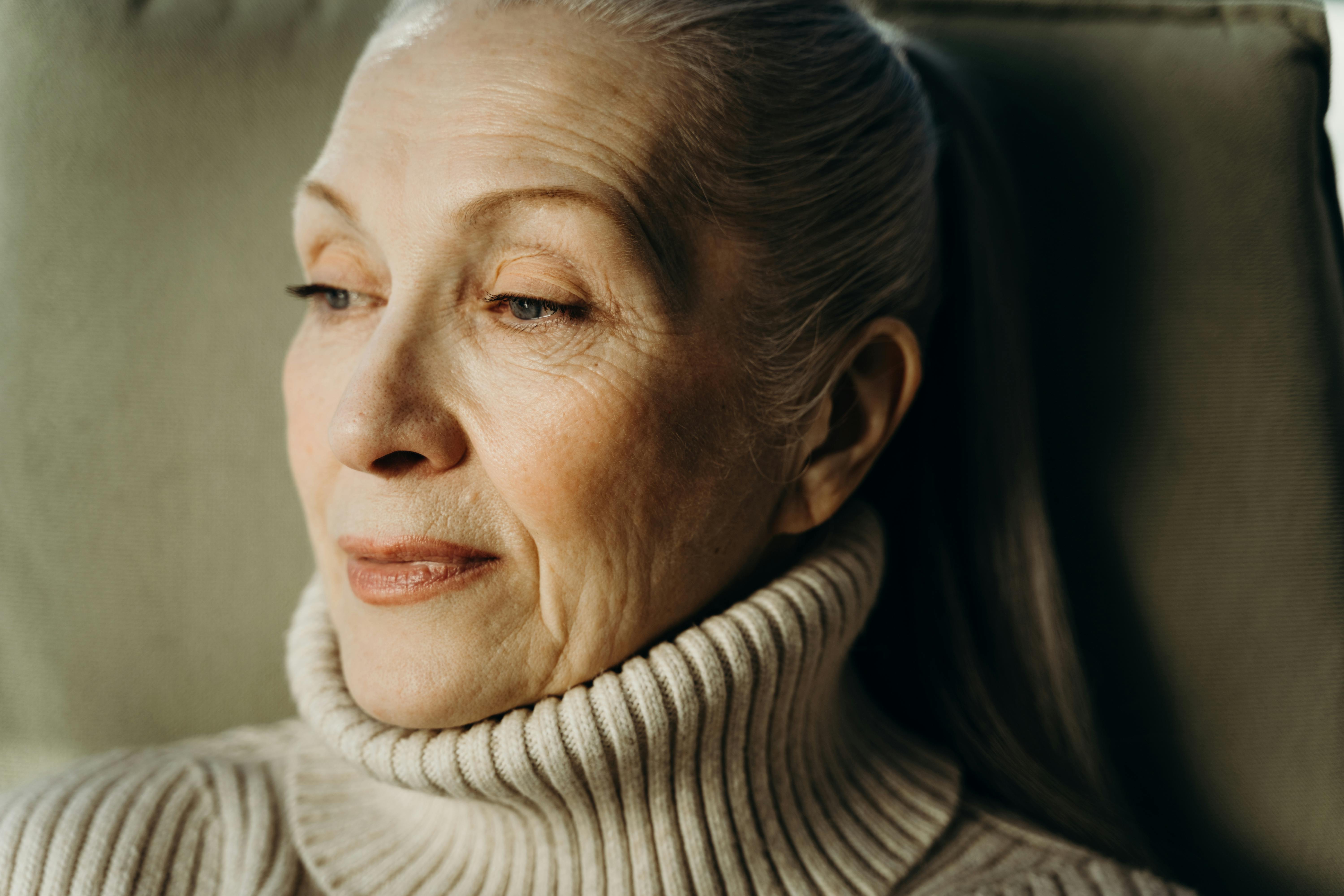 Une femme plus âgée portant un col roulé | Source : Pexels
