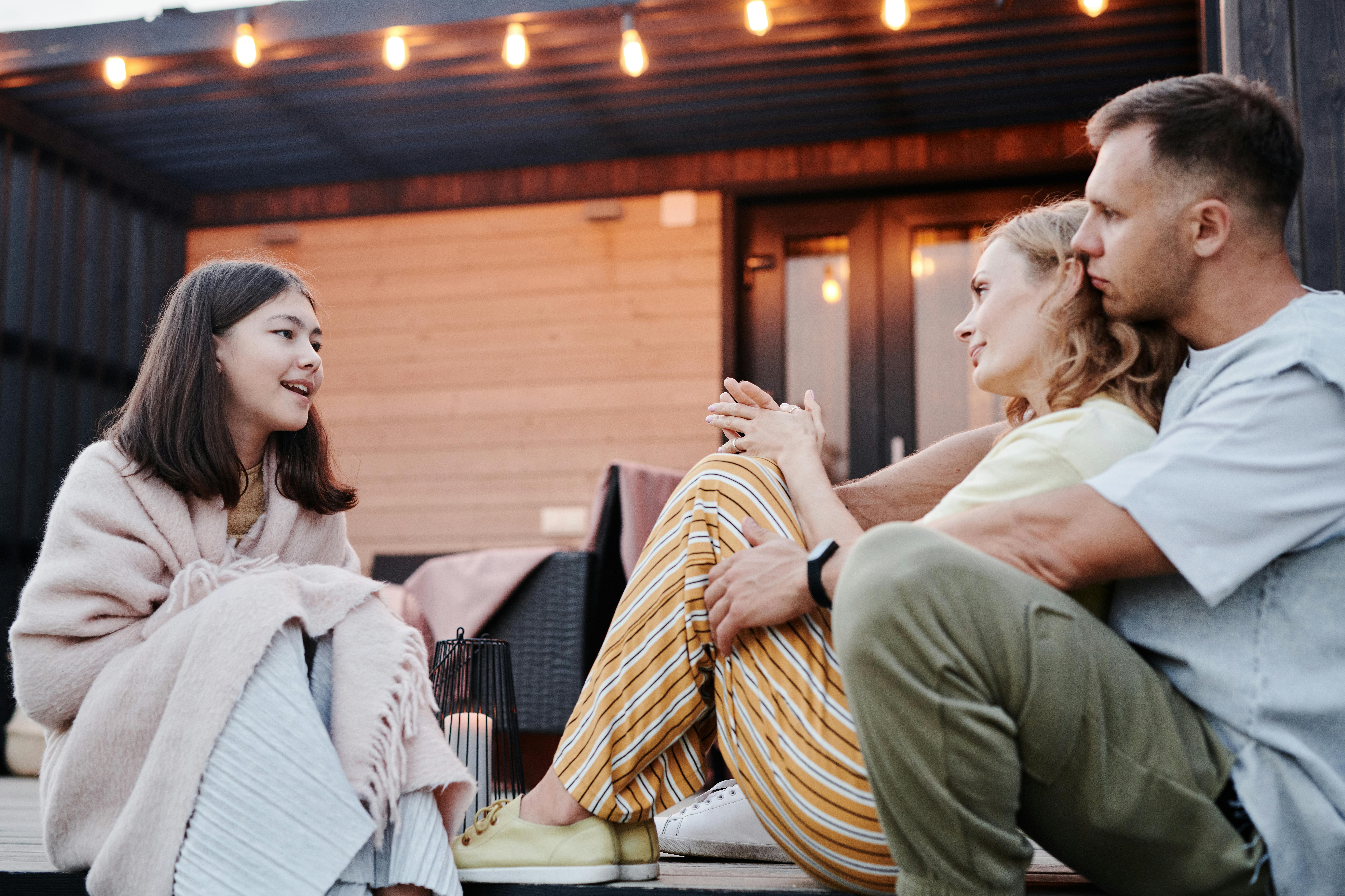 Une famille heureuse de trois personnes | Source : Pexels