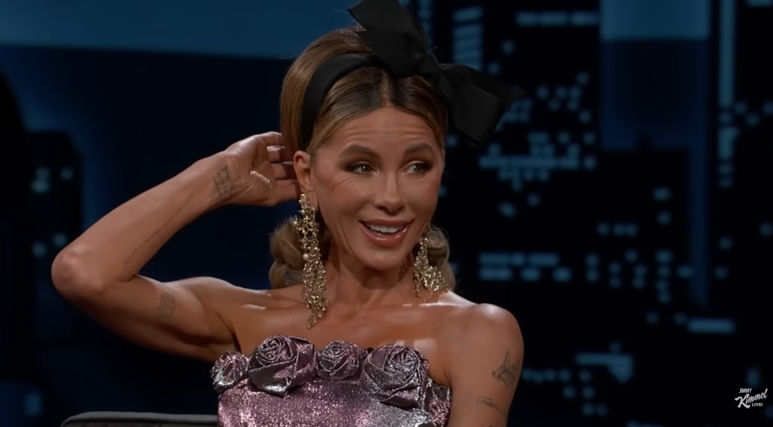 Kate Beckinsale dans l'émission « Jimmy Kimmel Live ! » le 25 novembre 2025. | Source : Getty Images