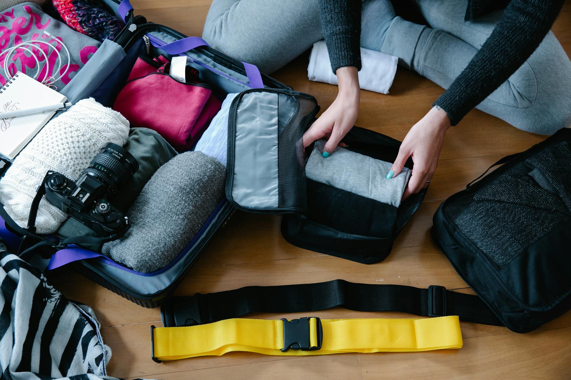 Une femme qui emballe des vêtements | Source : Pexels