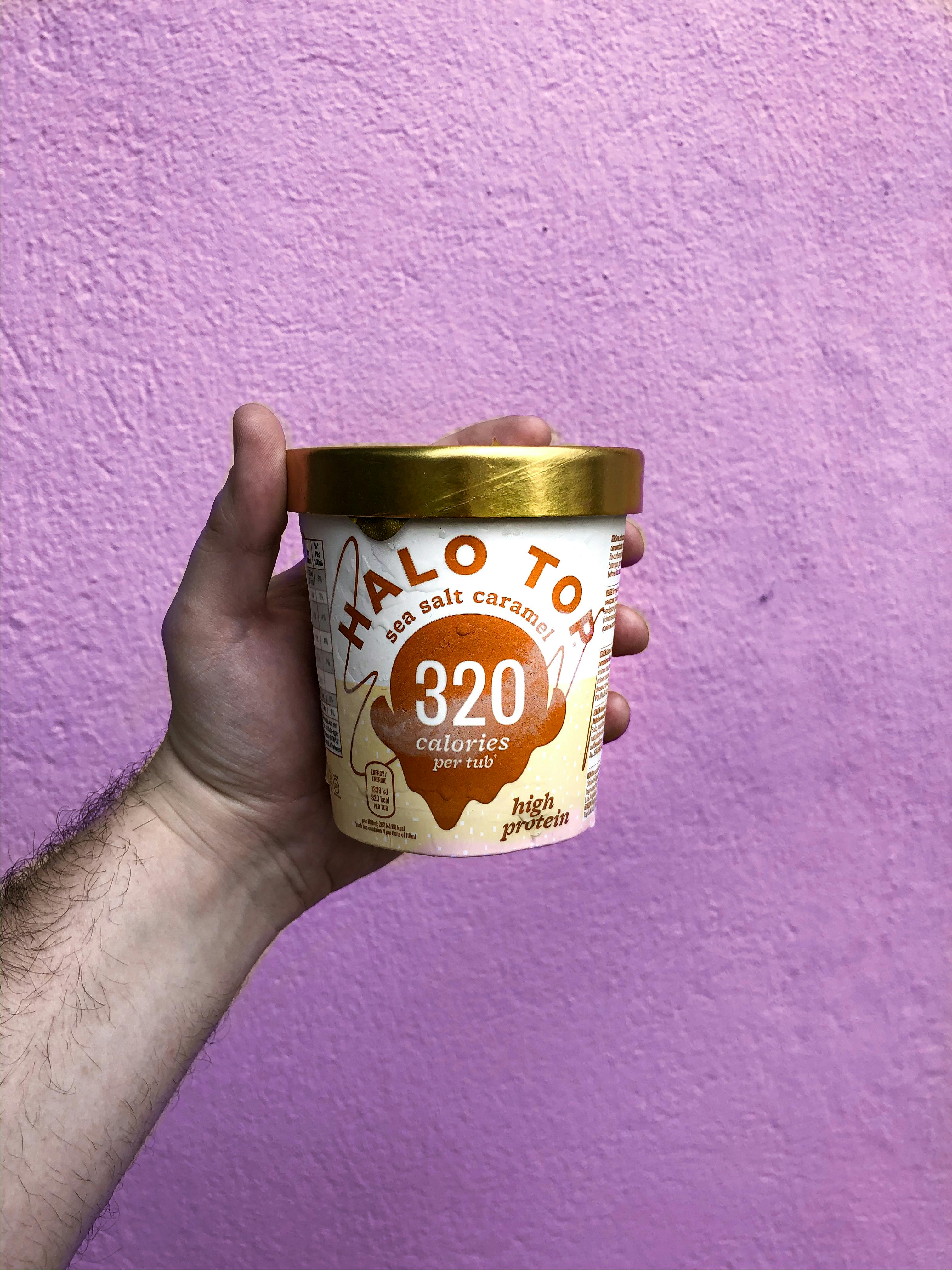 Un homme tenant un pot de crème glacée | Source : Pexels