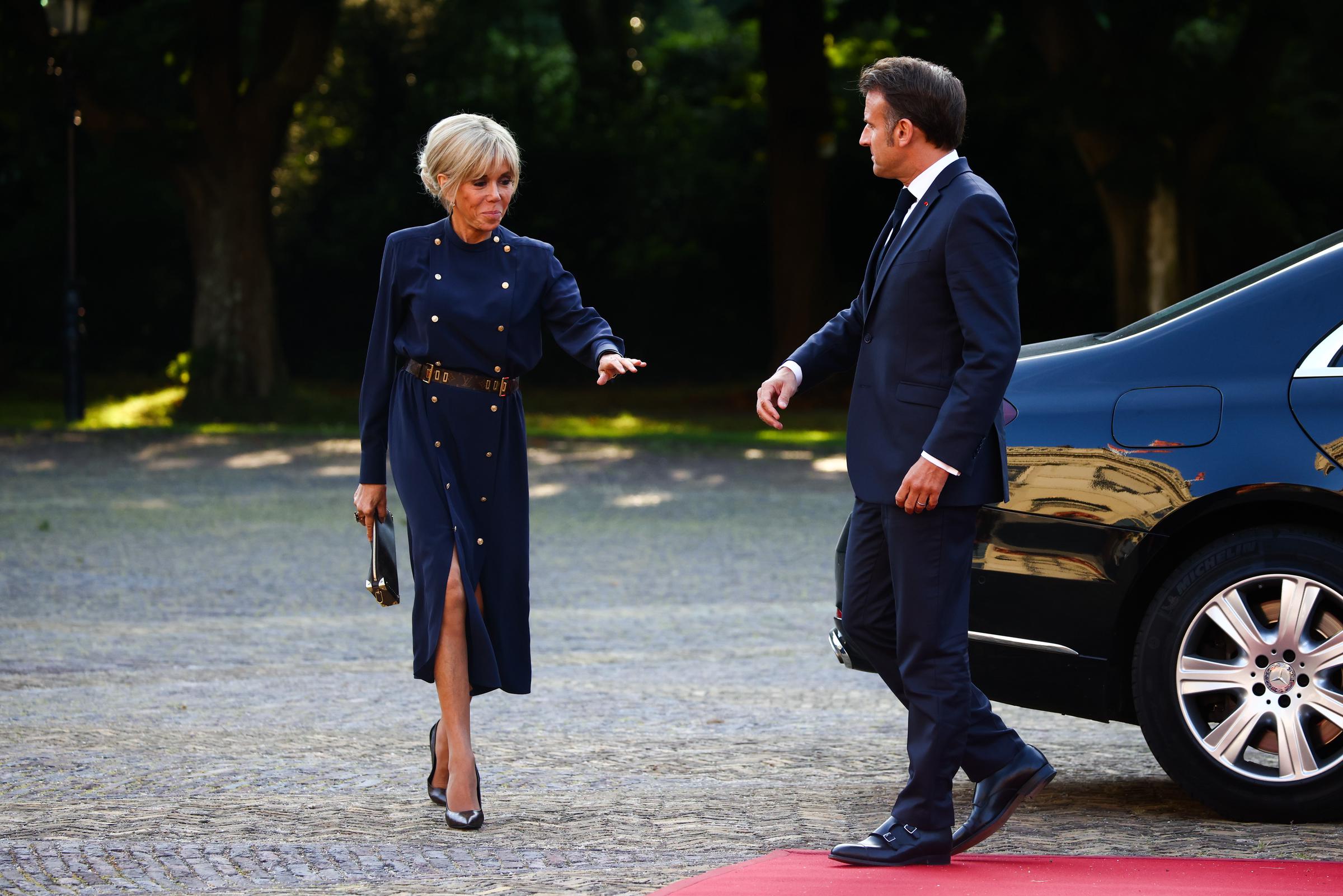 Le président français Emmanuel Macron et son épouse Brigitte Macron arrivent au palais Huis ten Bosch pour un dîner dans le cadre du sommet de l'OTAN 2025, le 24 juin 2025 à La Haye, aux Pays-Bas I Source : Getty Images