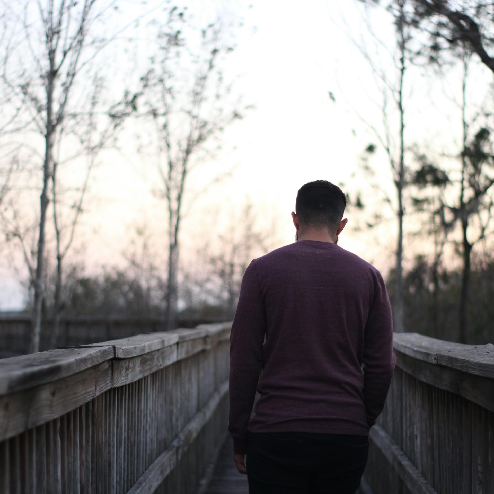 Un homme qui s'éloigne | Source : Pexels