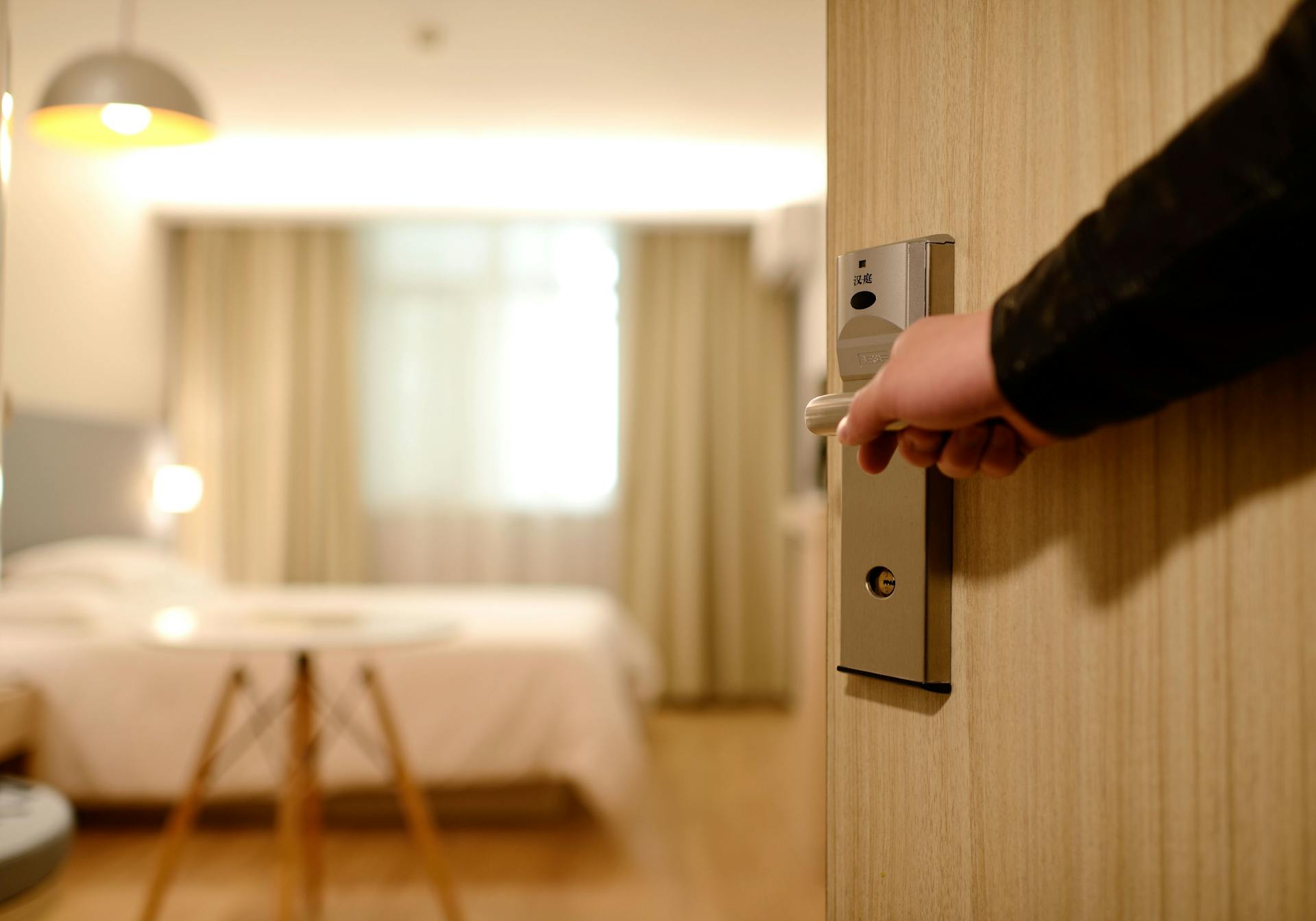 Une personne tenant une poignée de porte | Source : Pexels