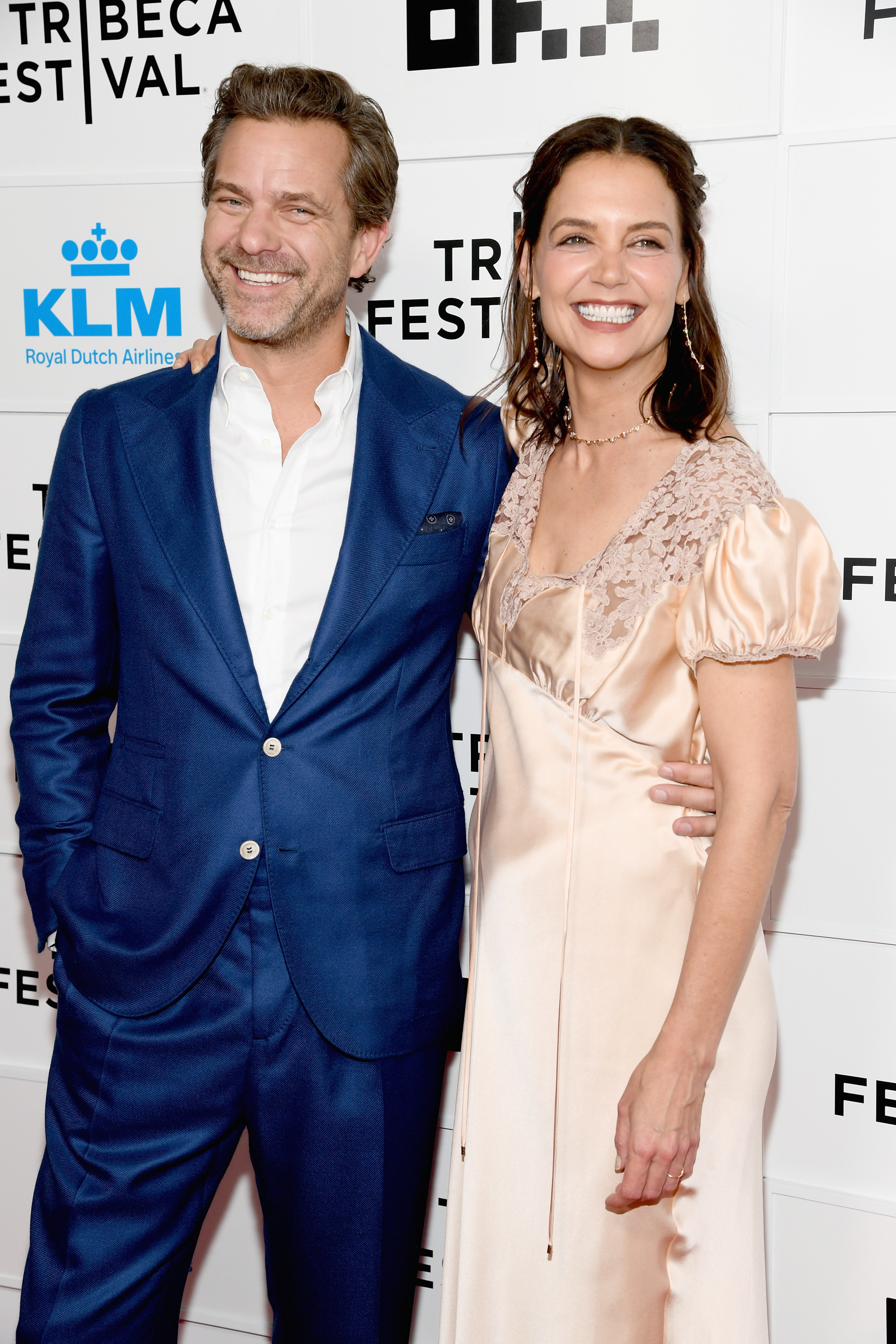 Joshua Jackson et Katie Holmes posent ensemble lors de la cérémonie de remise des prix.