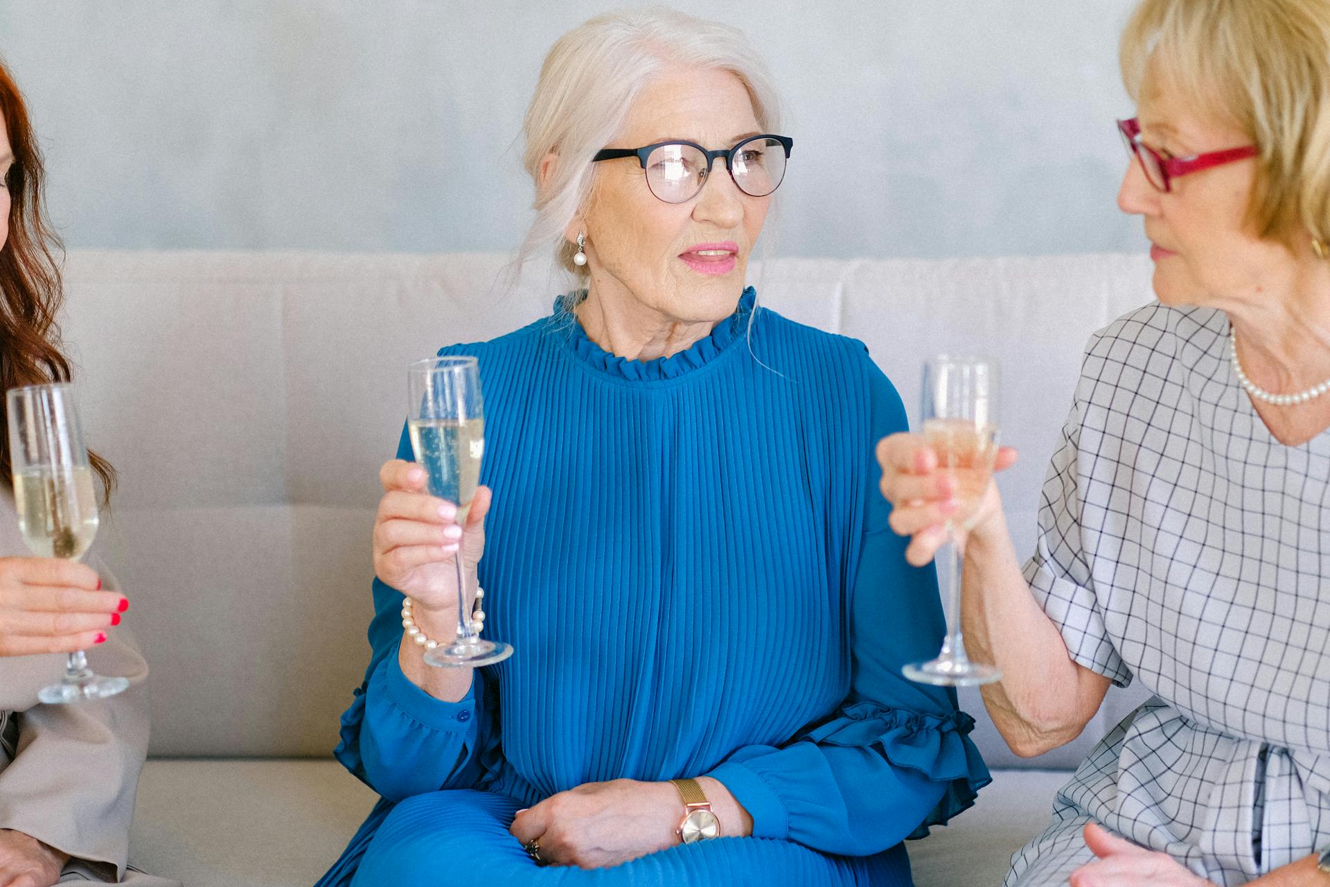 Une femme buvant du champagne avec des amis | Source : Pexels