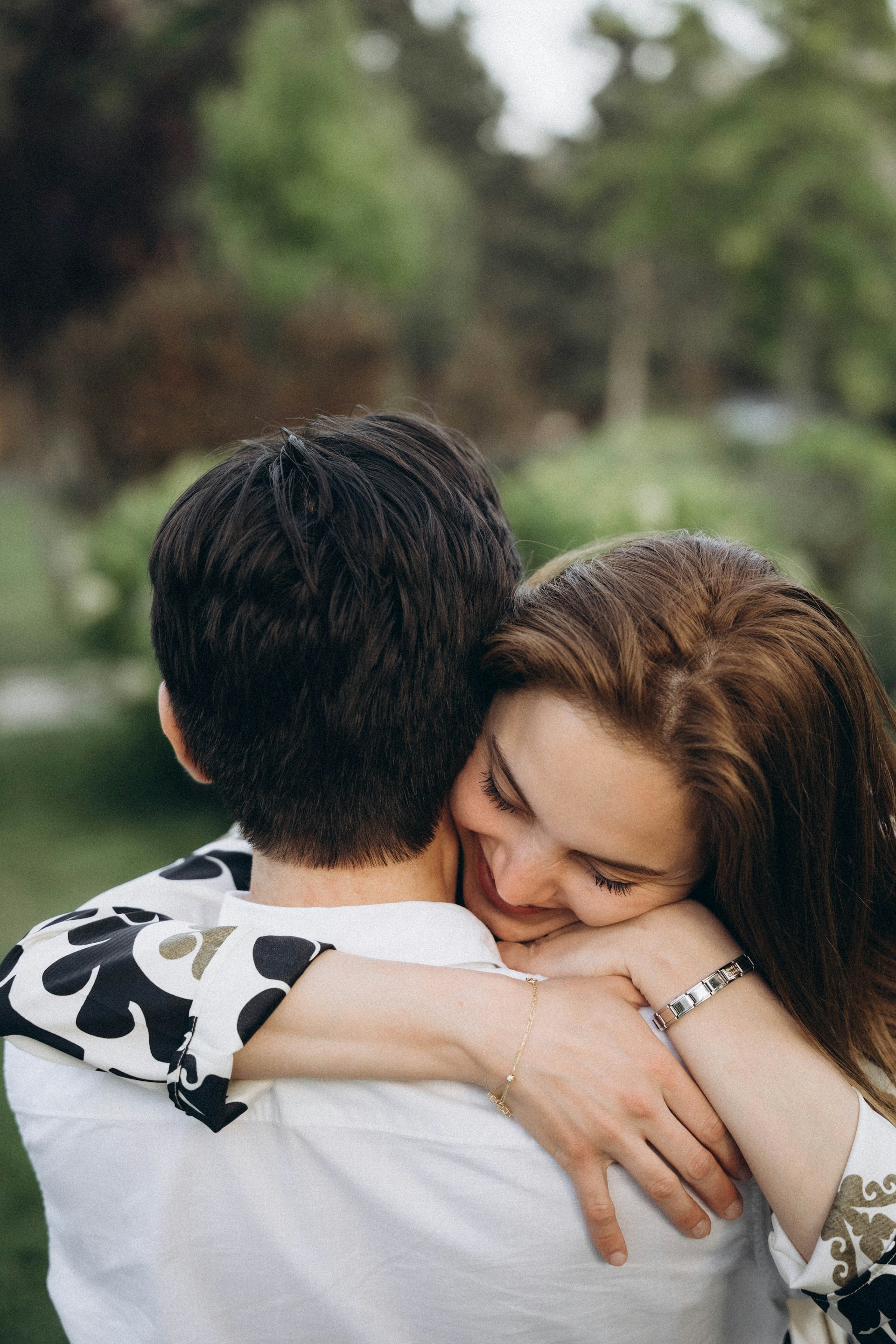 Un couple qui s'embrasse | Source : Unsplash