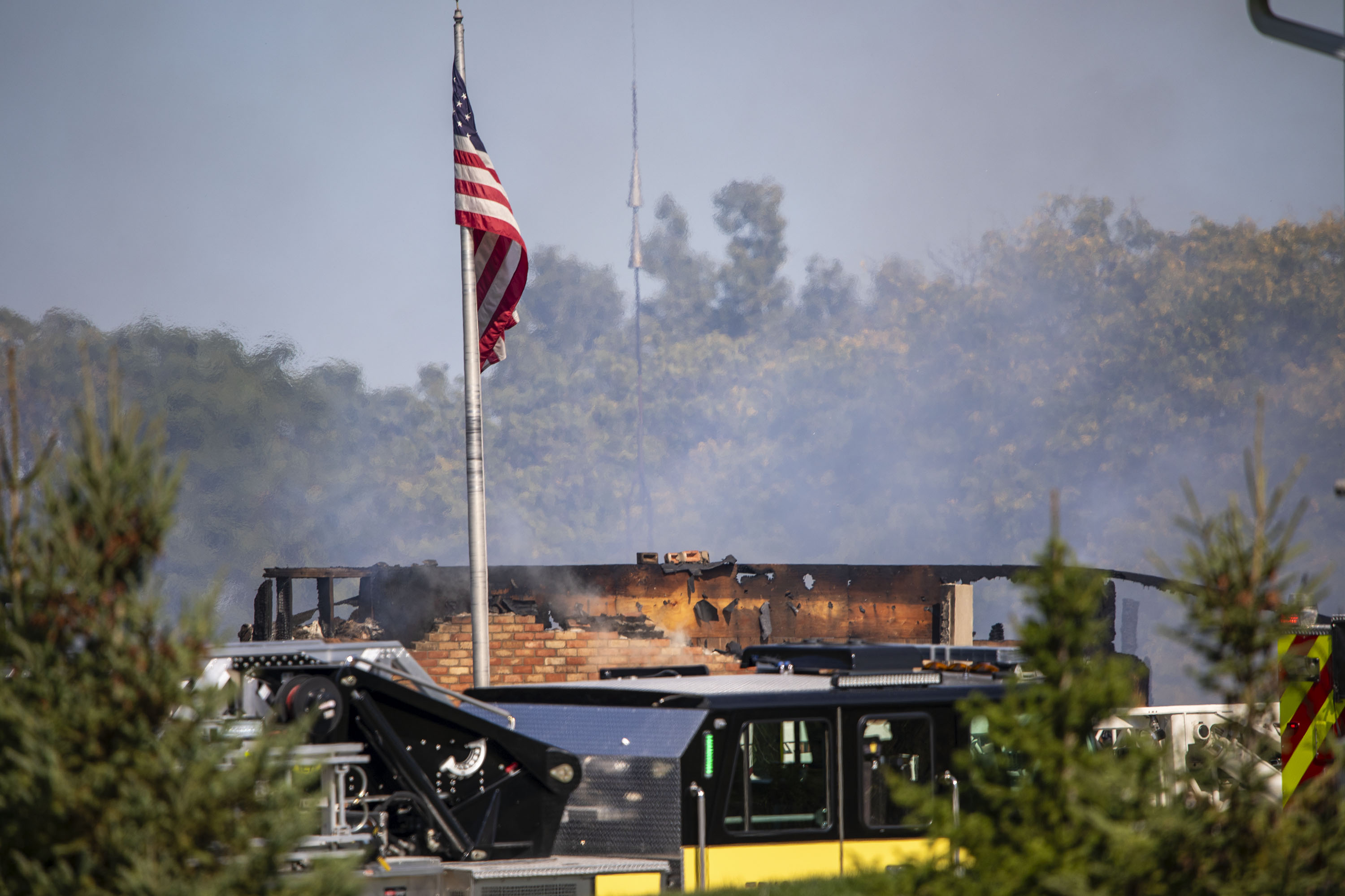 Les services d'urgence interviennent suite à une fusillade et un incendie à l'église de Jésus-Christ des Saints des Derniers Jours à Grand Blanc, dans le Michigan, le 28 septembre 2025 | Source : Getty Images