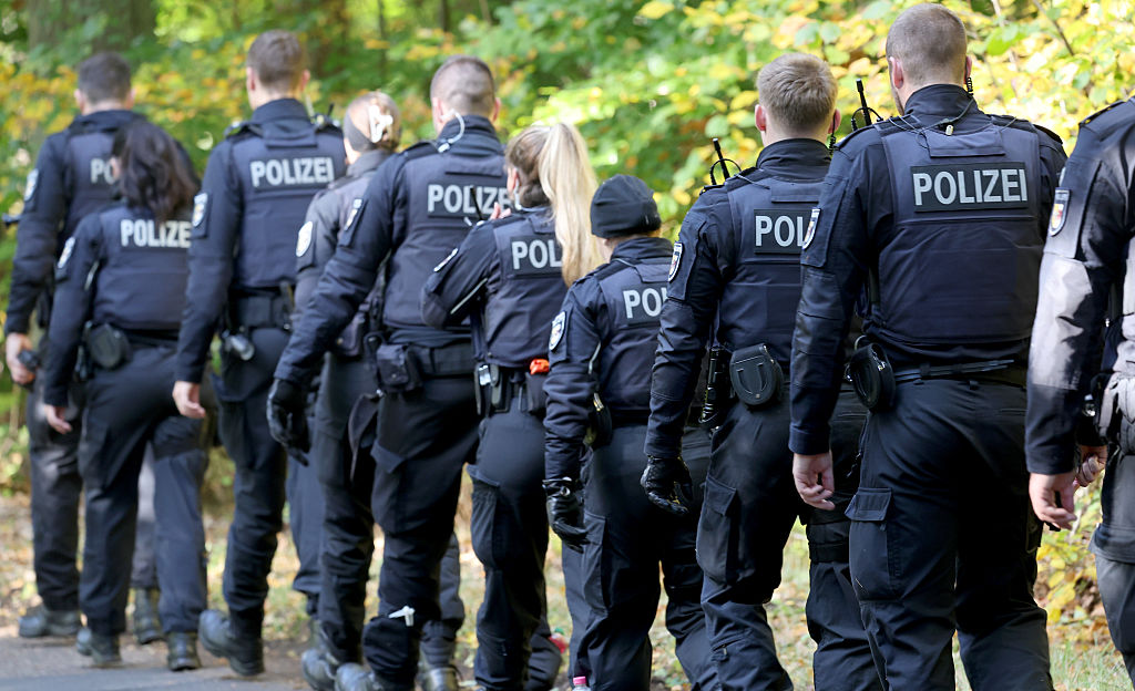 La police recherche Fabian, huit ans, dans une forêt à côté d'une zone industrielle. | Source : Getty Images