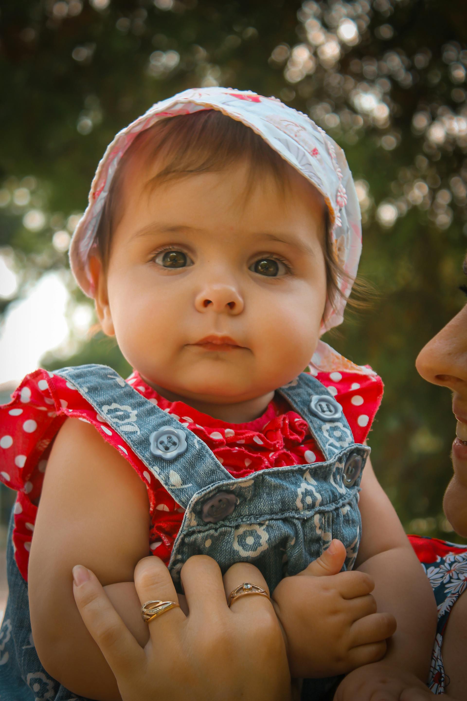 Une femme tenant un bébé | Source : Pexels