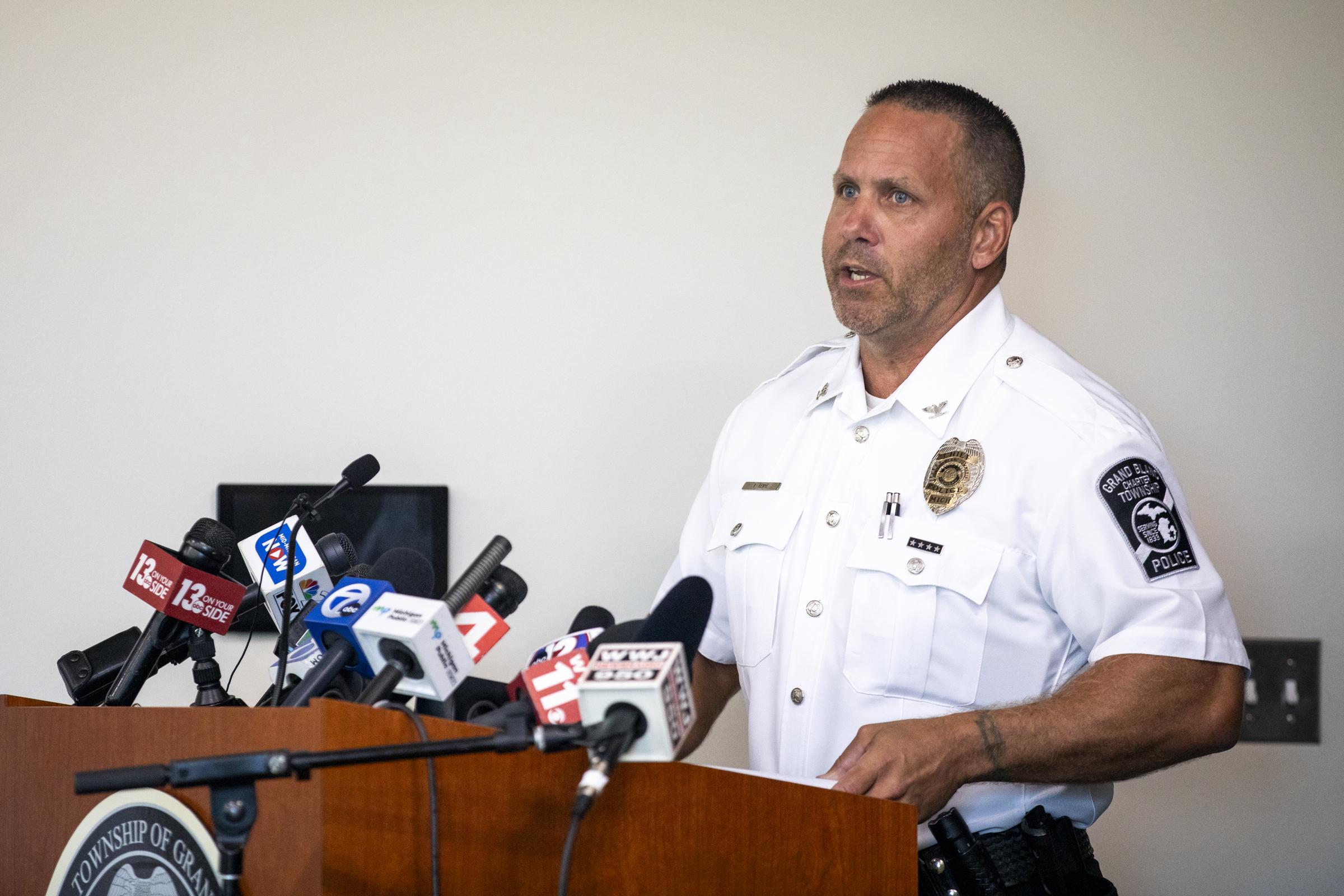 Le chef de la police William Renye s'exprime lors d'une conférence de presse après une fusillade et un incendie à l'église de Jésus-Christ des saints des derniers jours à Grand Blanc, Michigan, le 28 septembre 2025 | Source : Getty Images