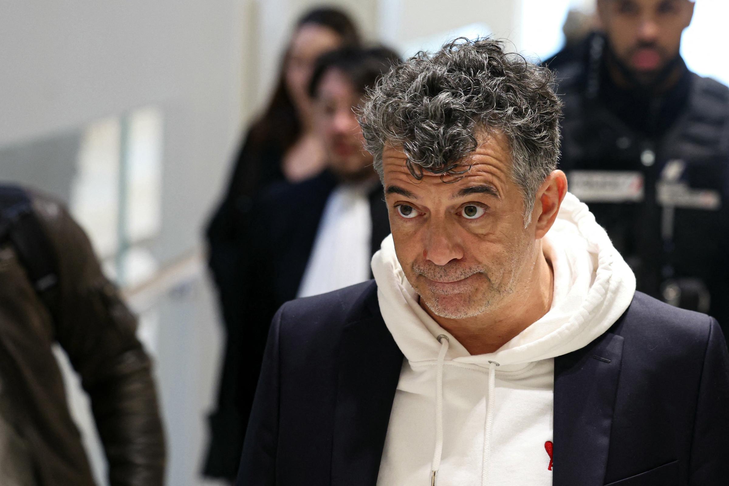Le présentateur de télévision et agent immobilier Stéphane Plaza, accusé de violences envers deux de ses anciennes compagnes, arrive pour le verdict de son procès devant le tribunal correctionnel de Paris, le 18 février 2025 I Source : Getty Images
