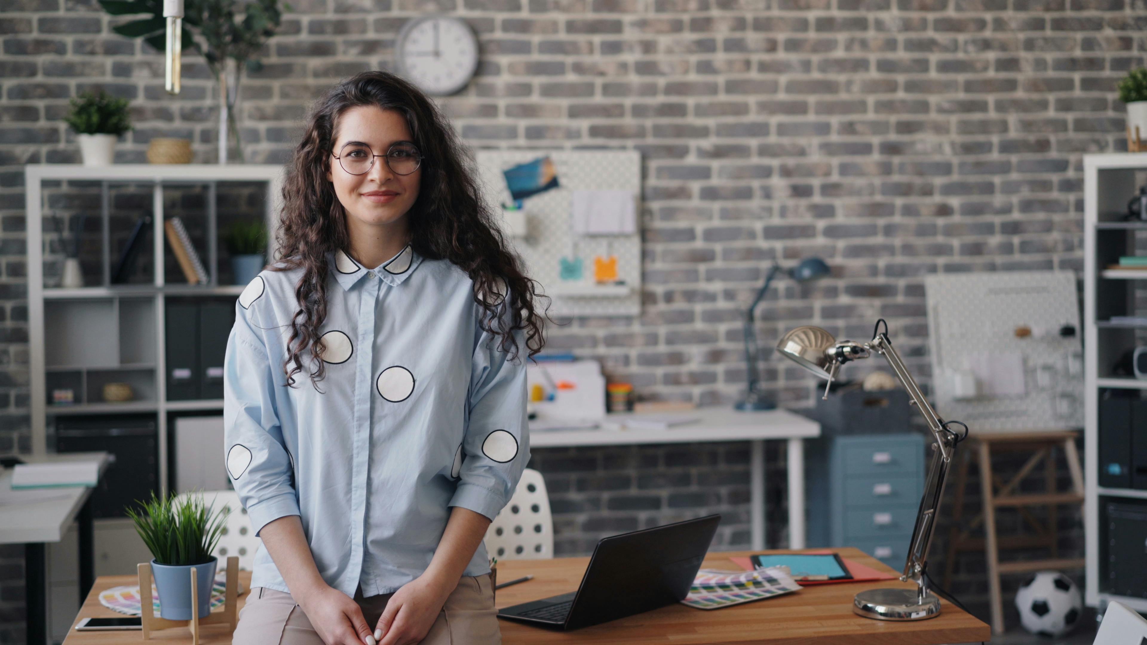 Une jeune femme dans un bureau | Source : Pexels