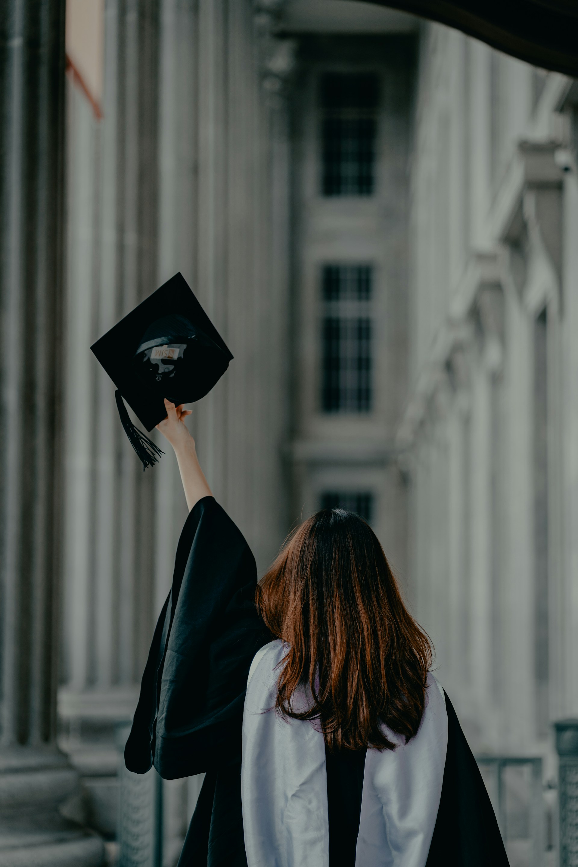 Une femme lors de sa cérémonie de remise des diplômes | Source : Unsplash