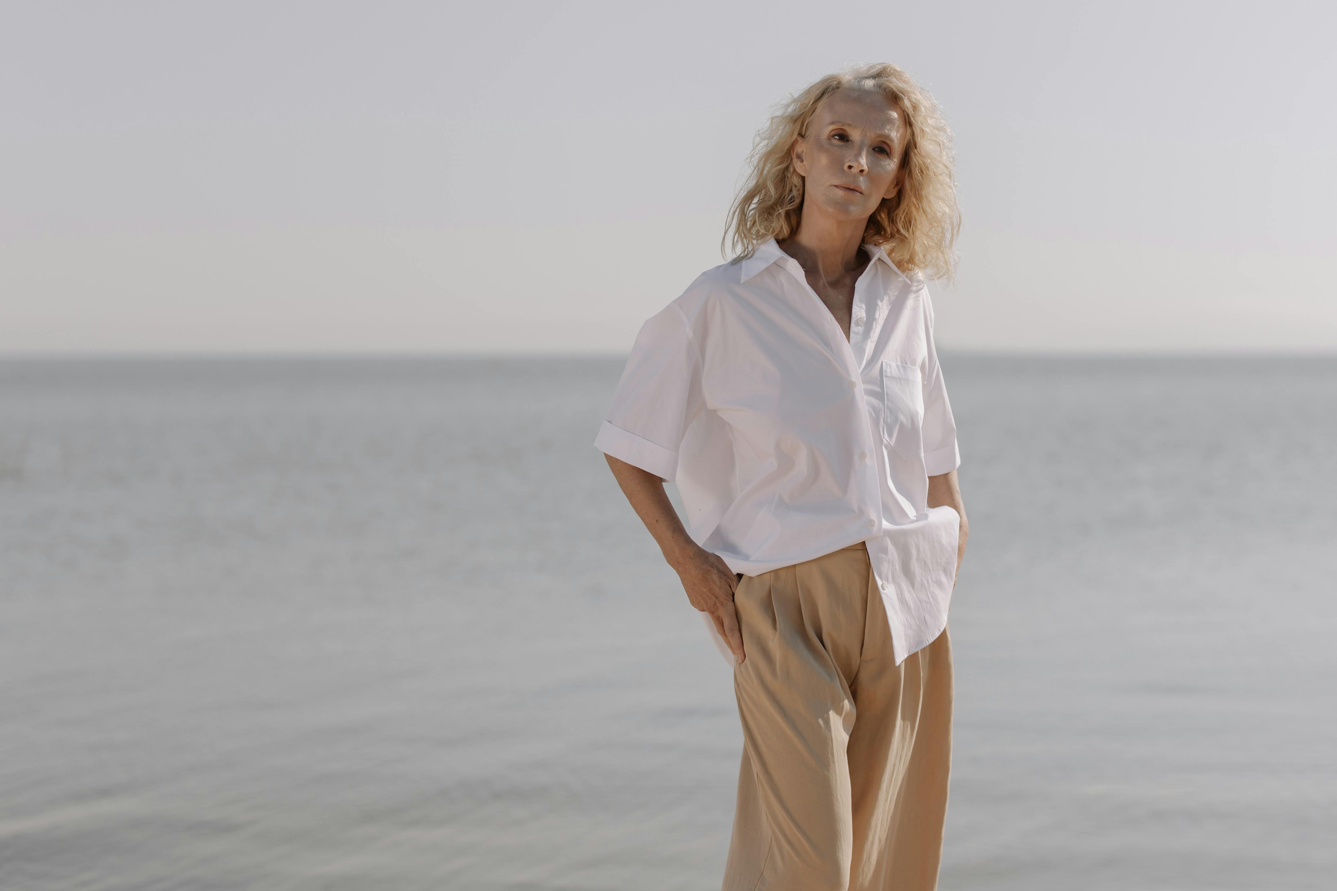 Une femme plus âgée à la plage | Source : Pexels