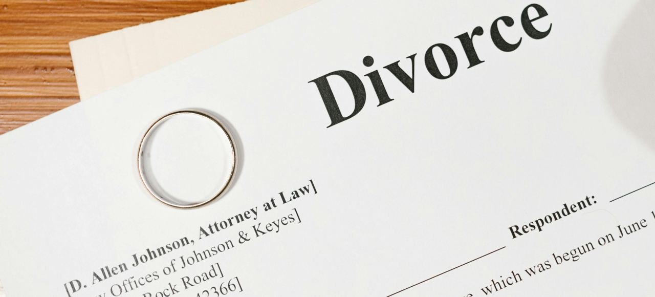 Une bague et des papiers de divorce | Source : Pexels
