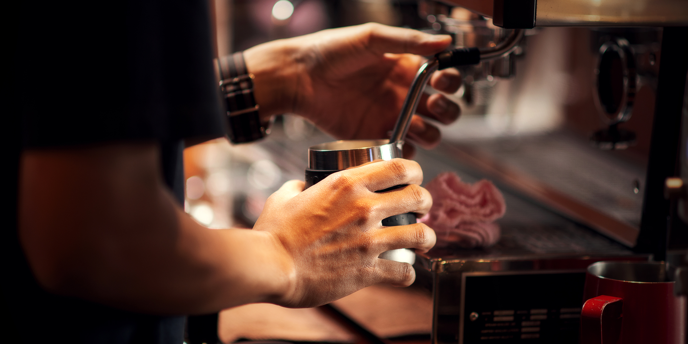 Barista préparant du café | Source : Shutterstock