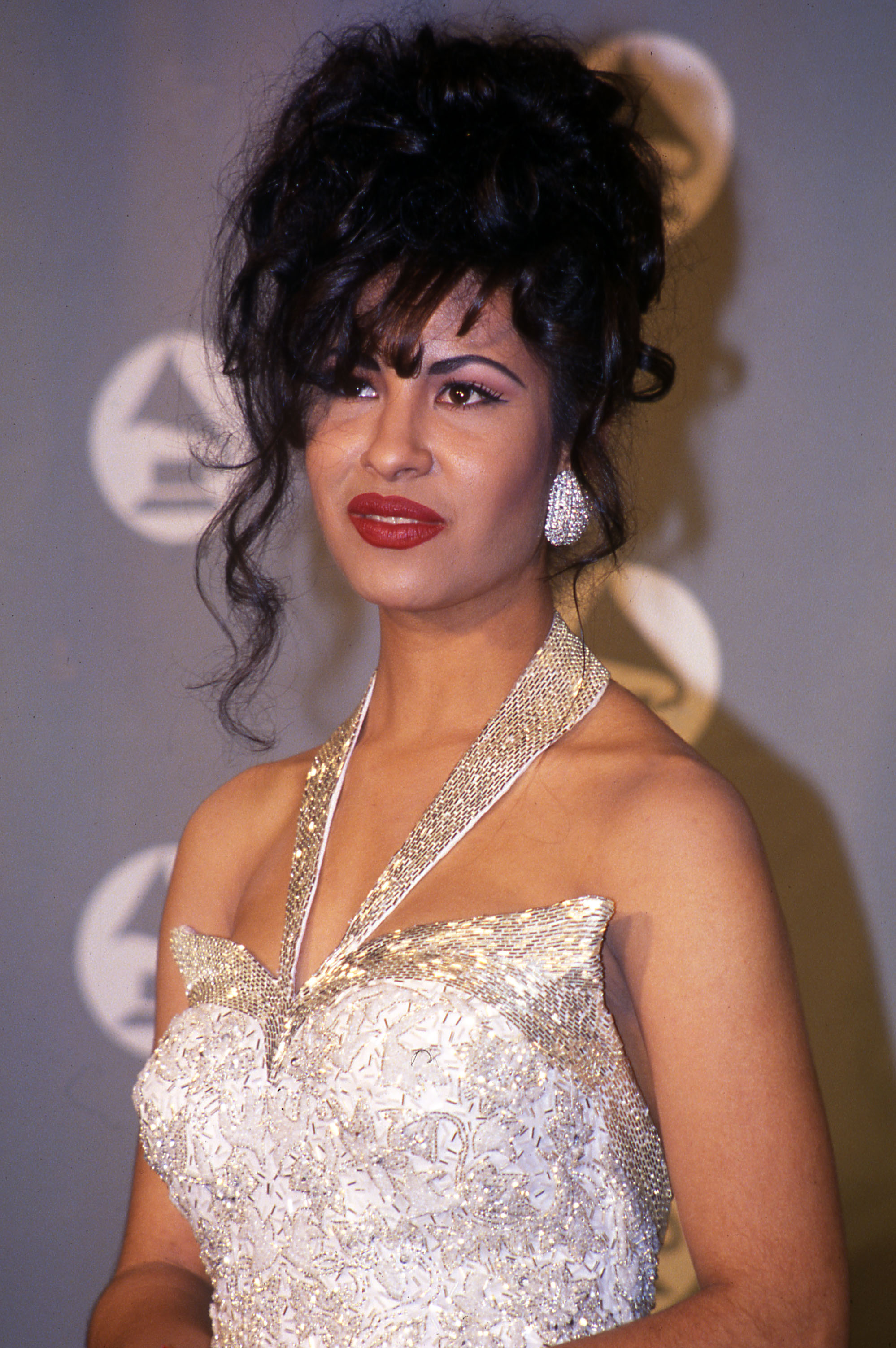 Selena dans la salle de presse des Grammy Awards 1994 à New York. | Source : Getty Images