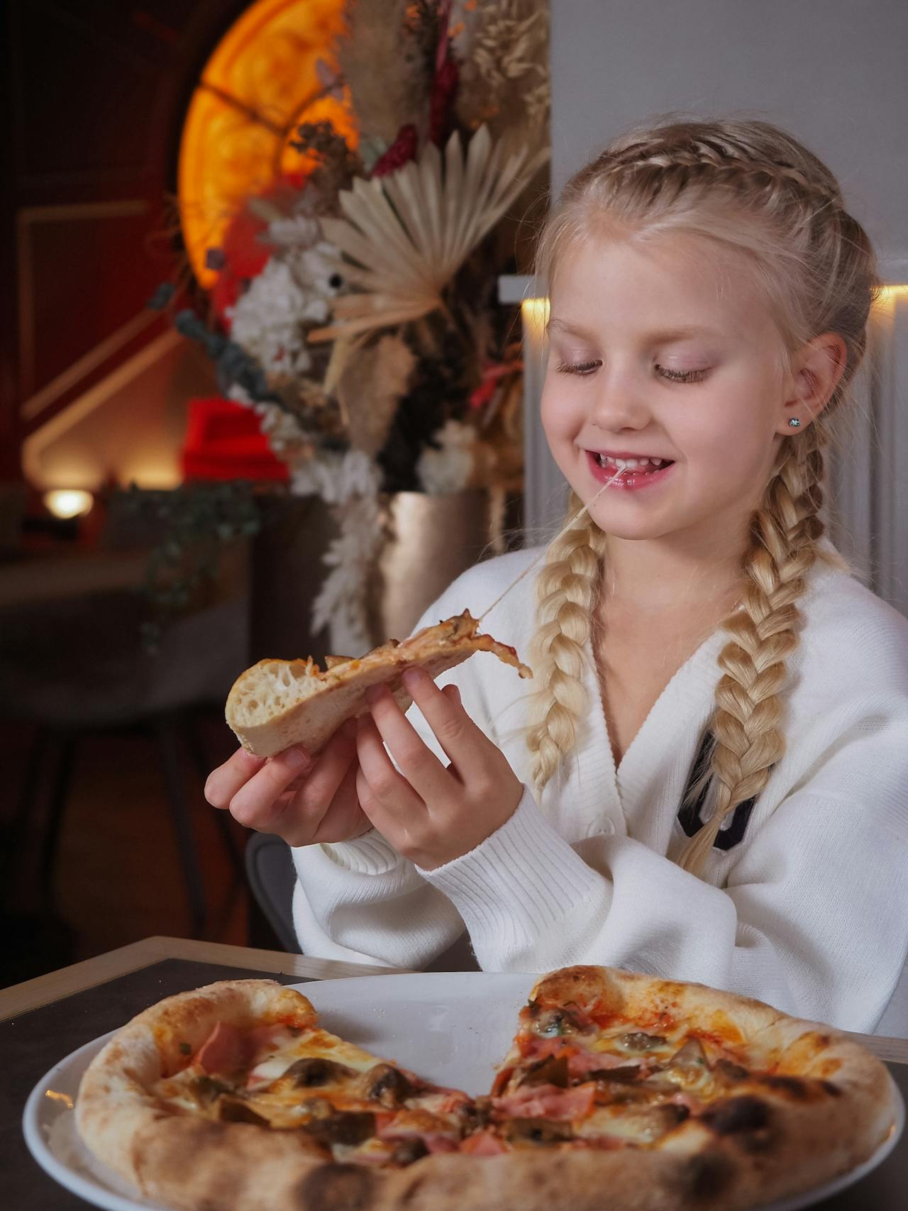 Une fille mangeant une pizza | Source : Pexels