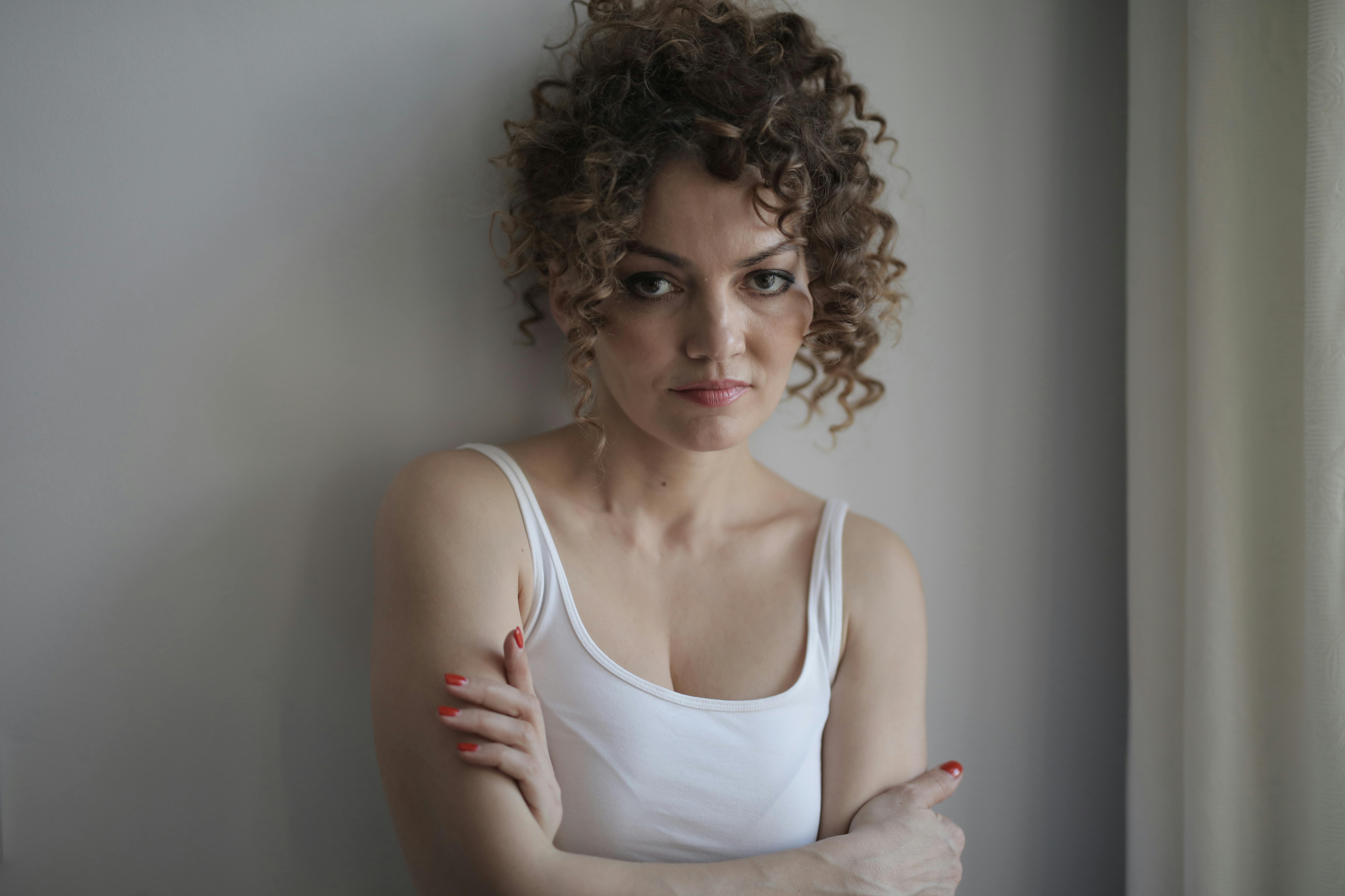 Une femme contrariée avec les bras croisés | Source : Pexels