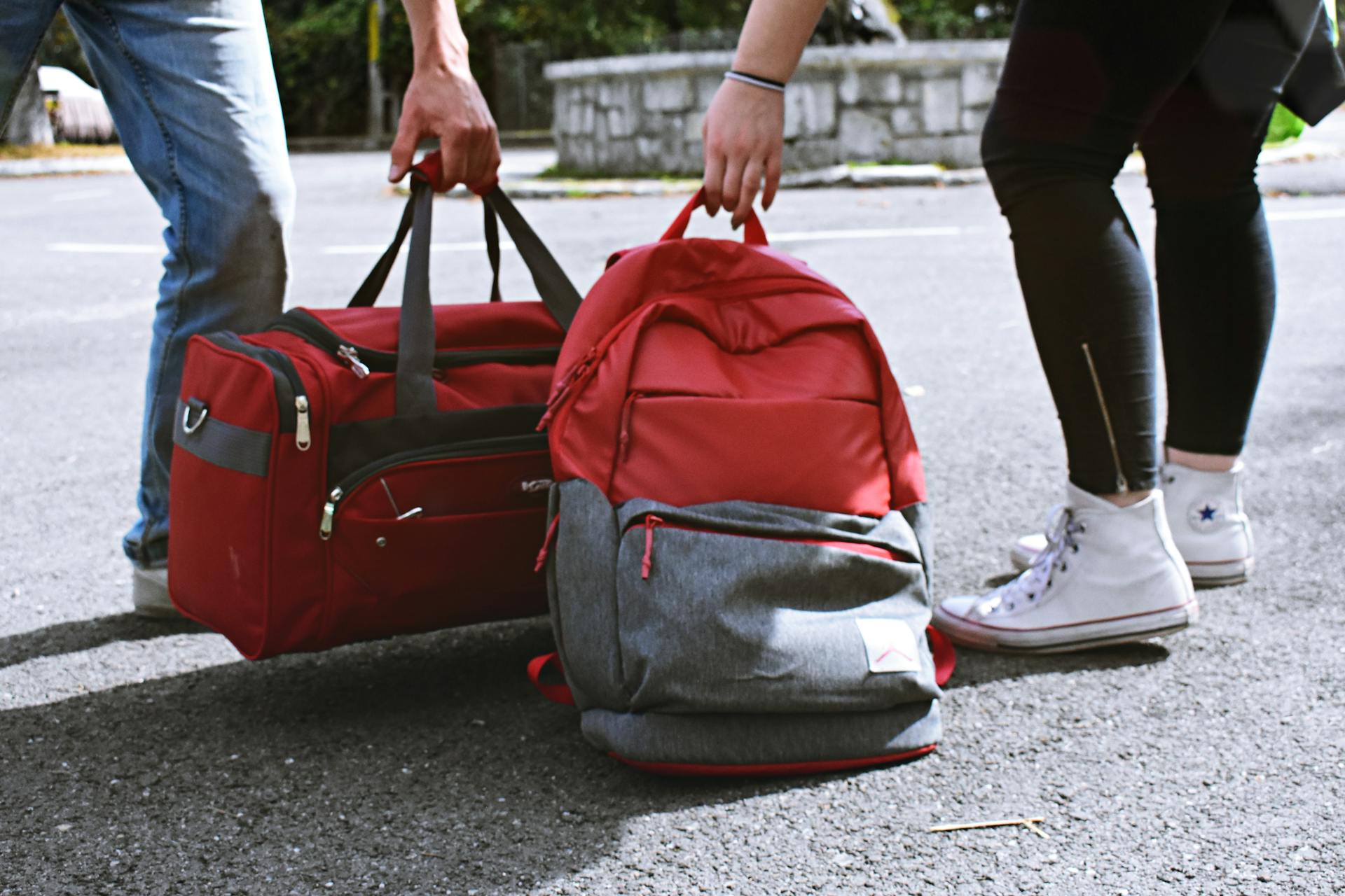 Des personnes portant leurs sacs | Source : Pexels