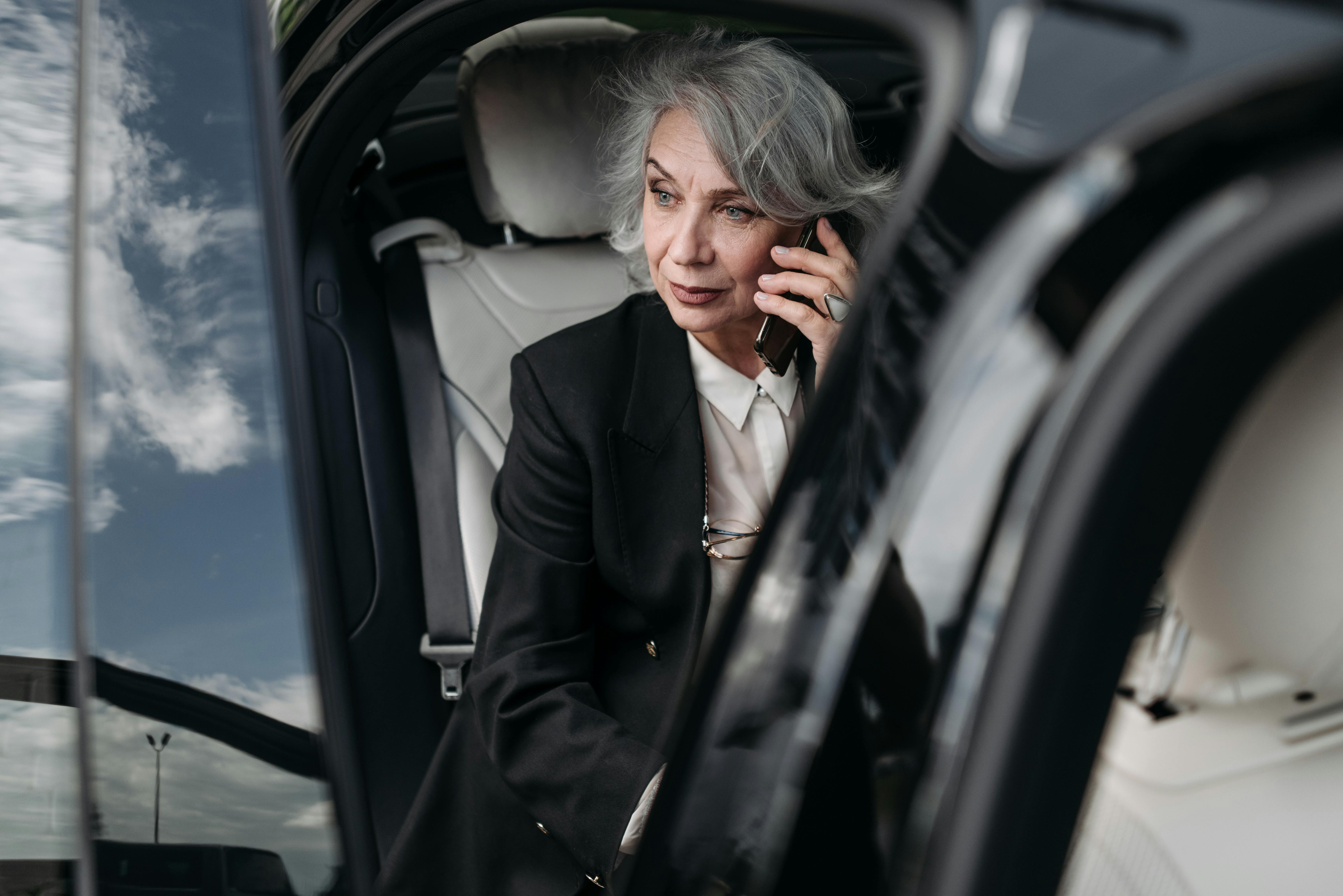 Une femme sérieuse au téléphone | Source : Pexels