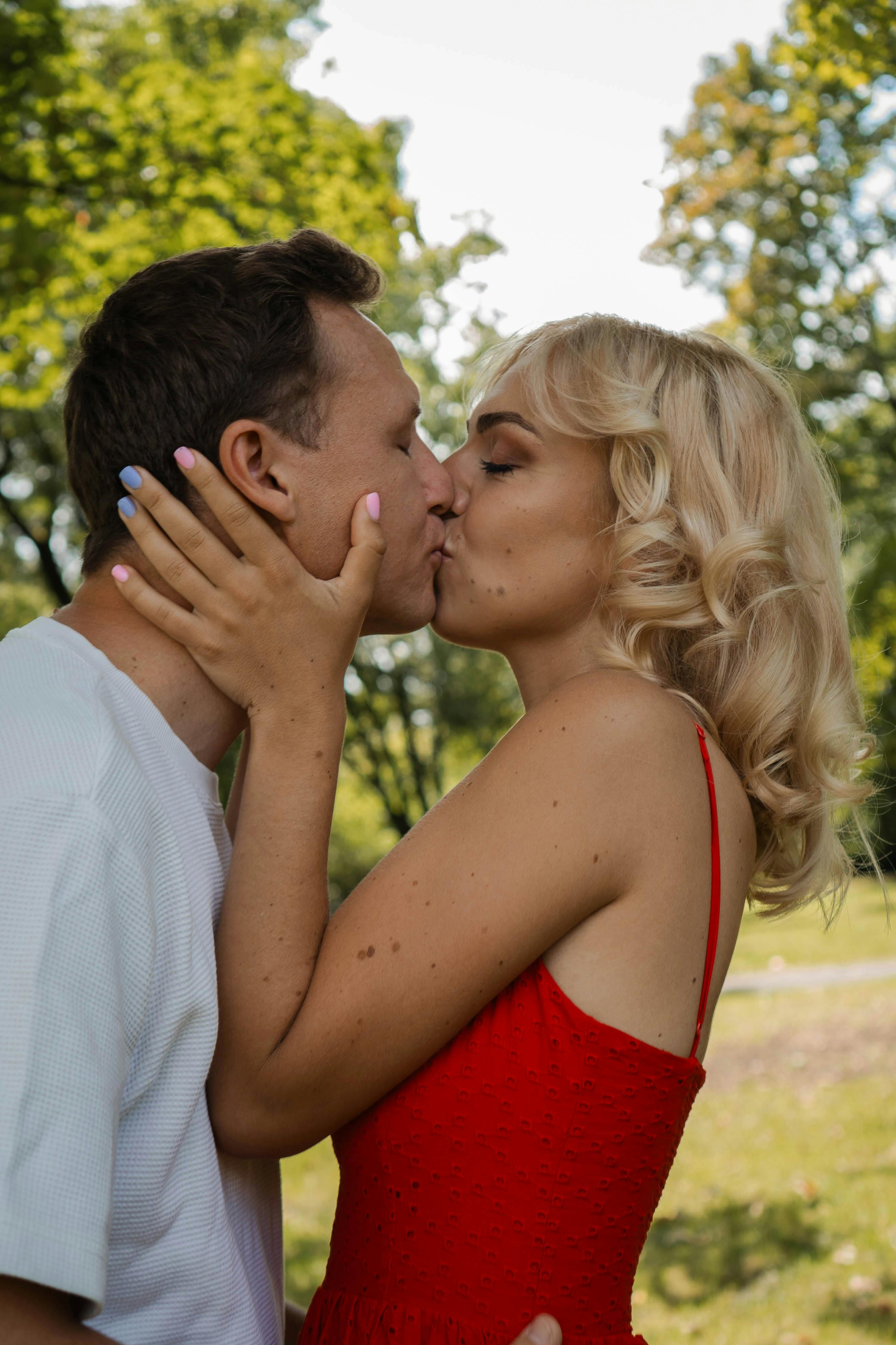 Un couple qui s'embrasse | Source : Pexels