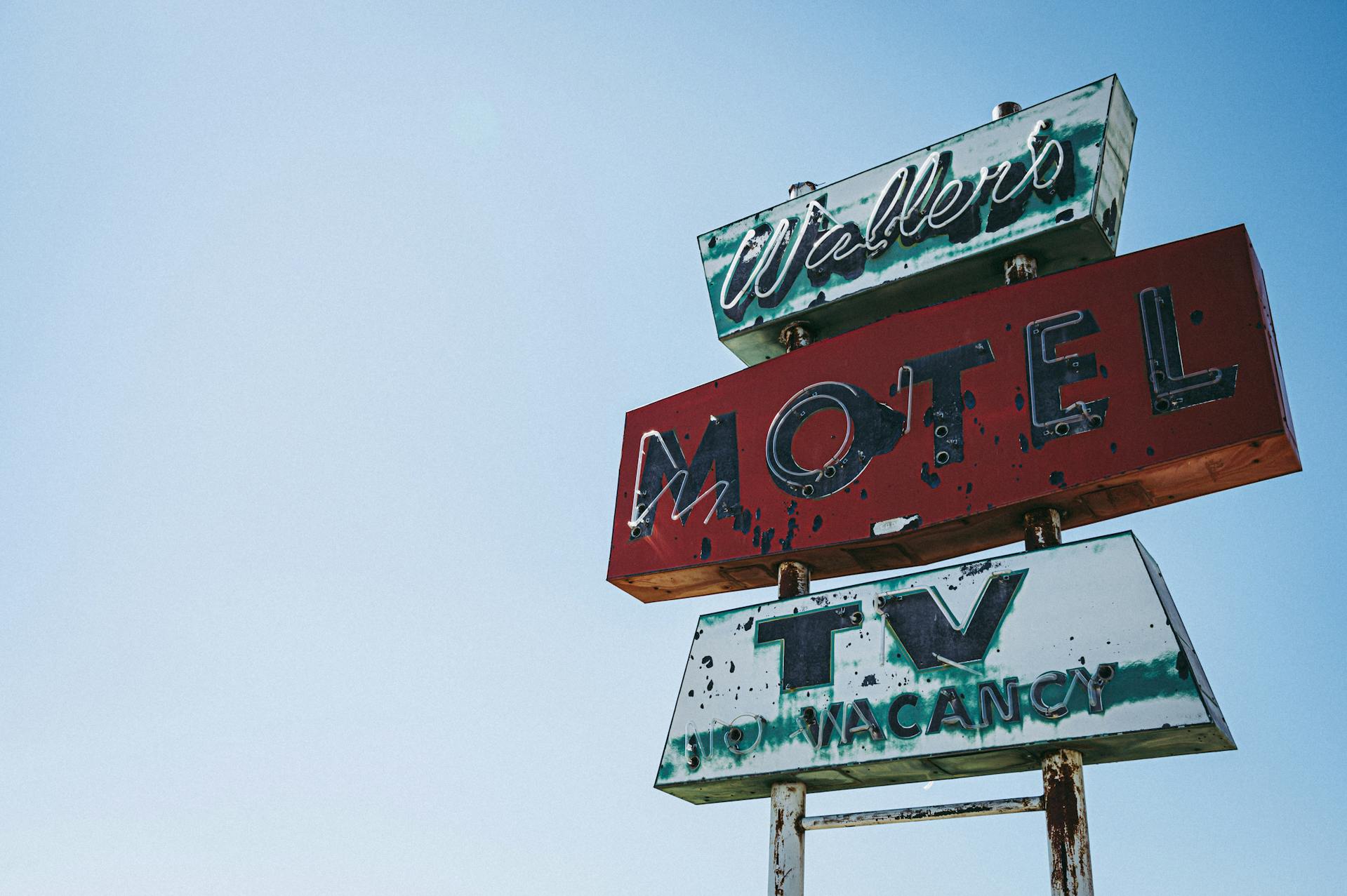 Une enseigne de motel | Source : Pexels