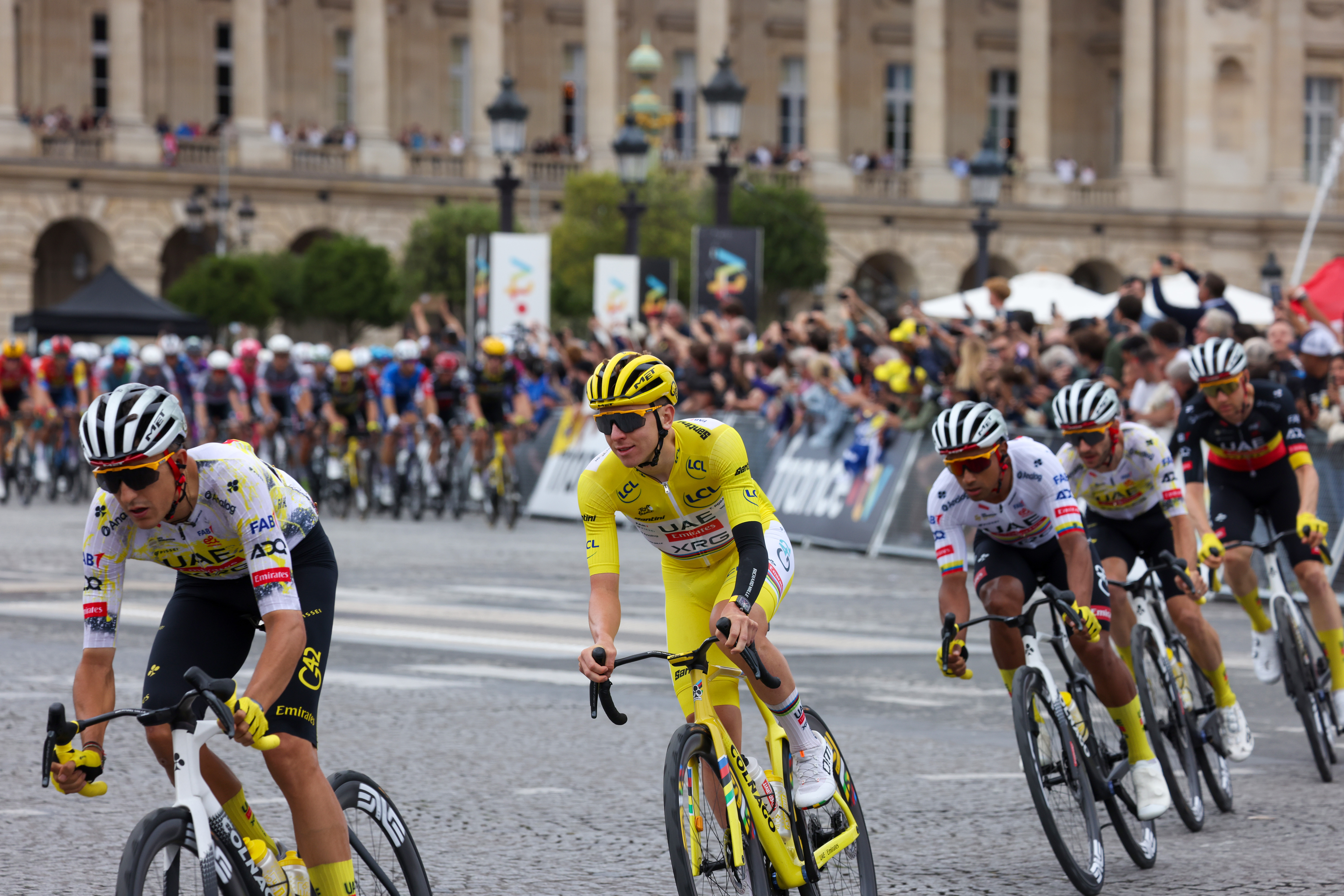 Tadej Pogacar, de Slovénie, membre de l'équipe UAE Team Emirates - XRG - maillot jaune de leader, participe à la 21e et dernière étape du Tour de France 2025, une étape de 132,3 km entre Mantes-La-Ville et Paris Champs-Elysées, le 27 juillet 2025 à Paris, en France I Source : Getty Images