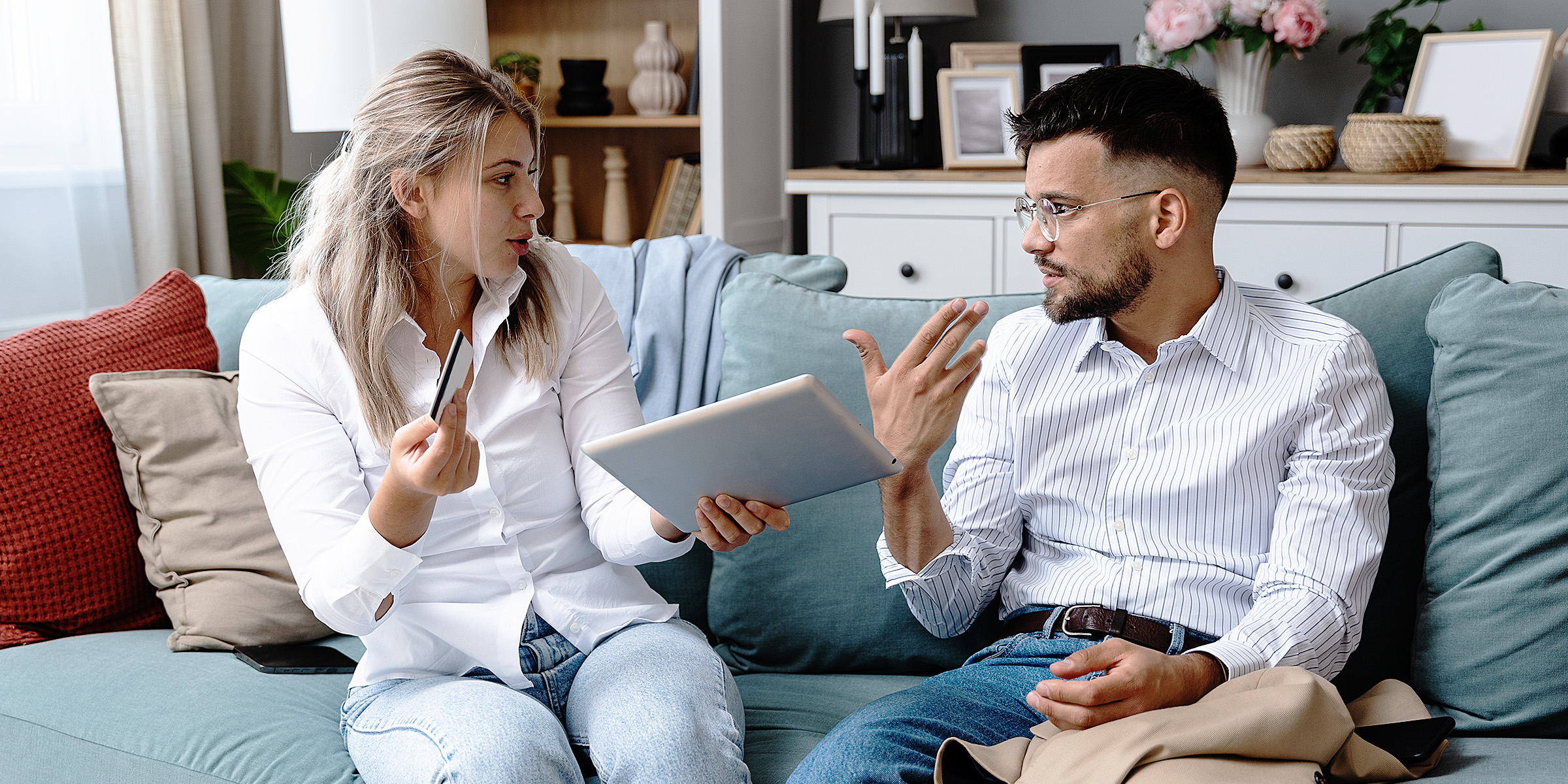 Une femme qui discute avec un homme | Source : Shutterstock