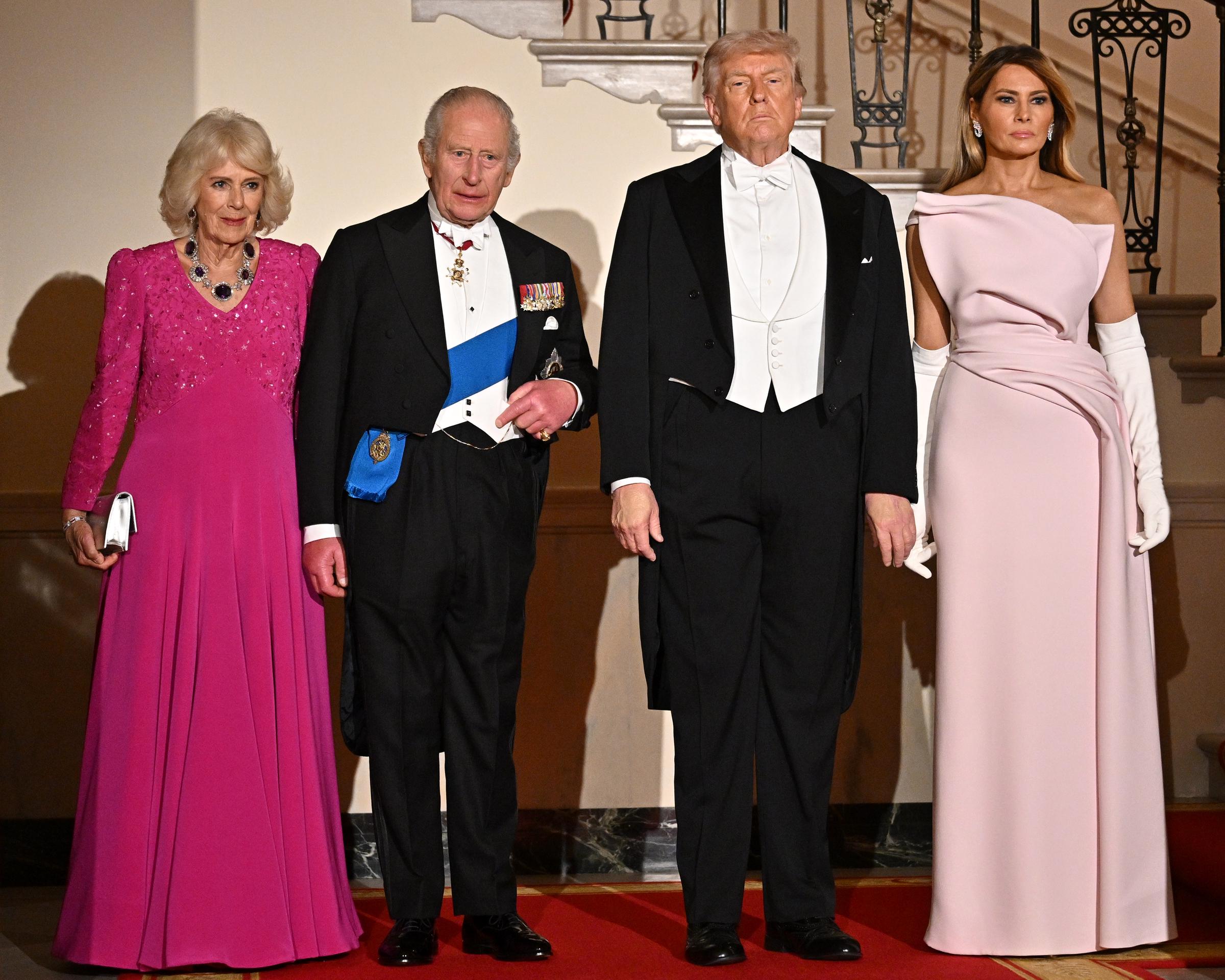 La reine Camilla, le roi Charles III, Donald et Melania Trump posent lors d'un dîner officiel à la Maison Blanche, le 28 avril 2026, à Washington, DC | Source : Getty Images