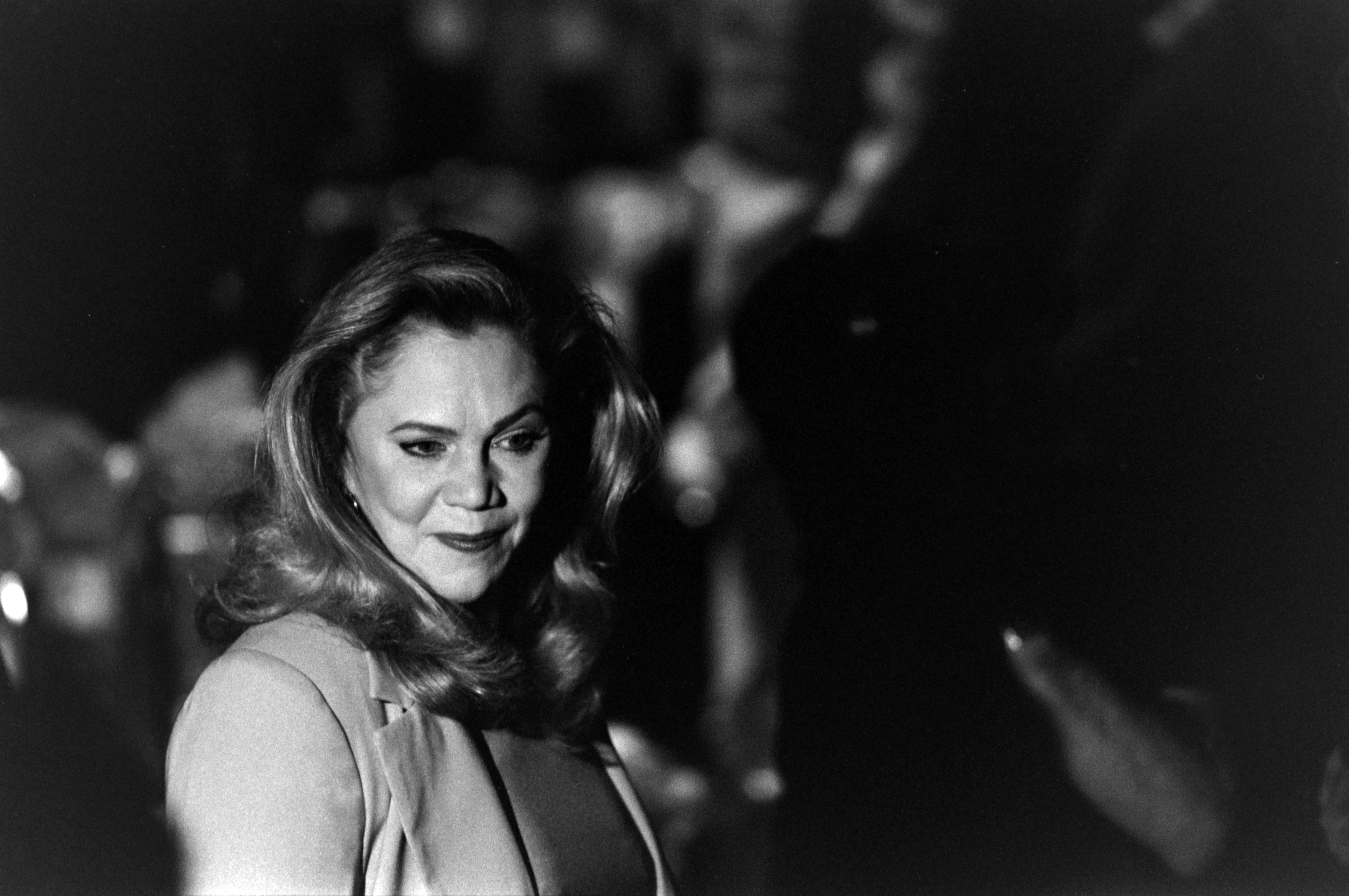 Kathleen Turner au défilé de la collection automne prêt-à-porter de Nicole Miller le 30 mars 1998 | Source : Getty Images
