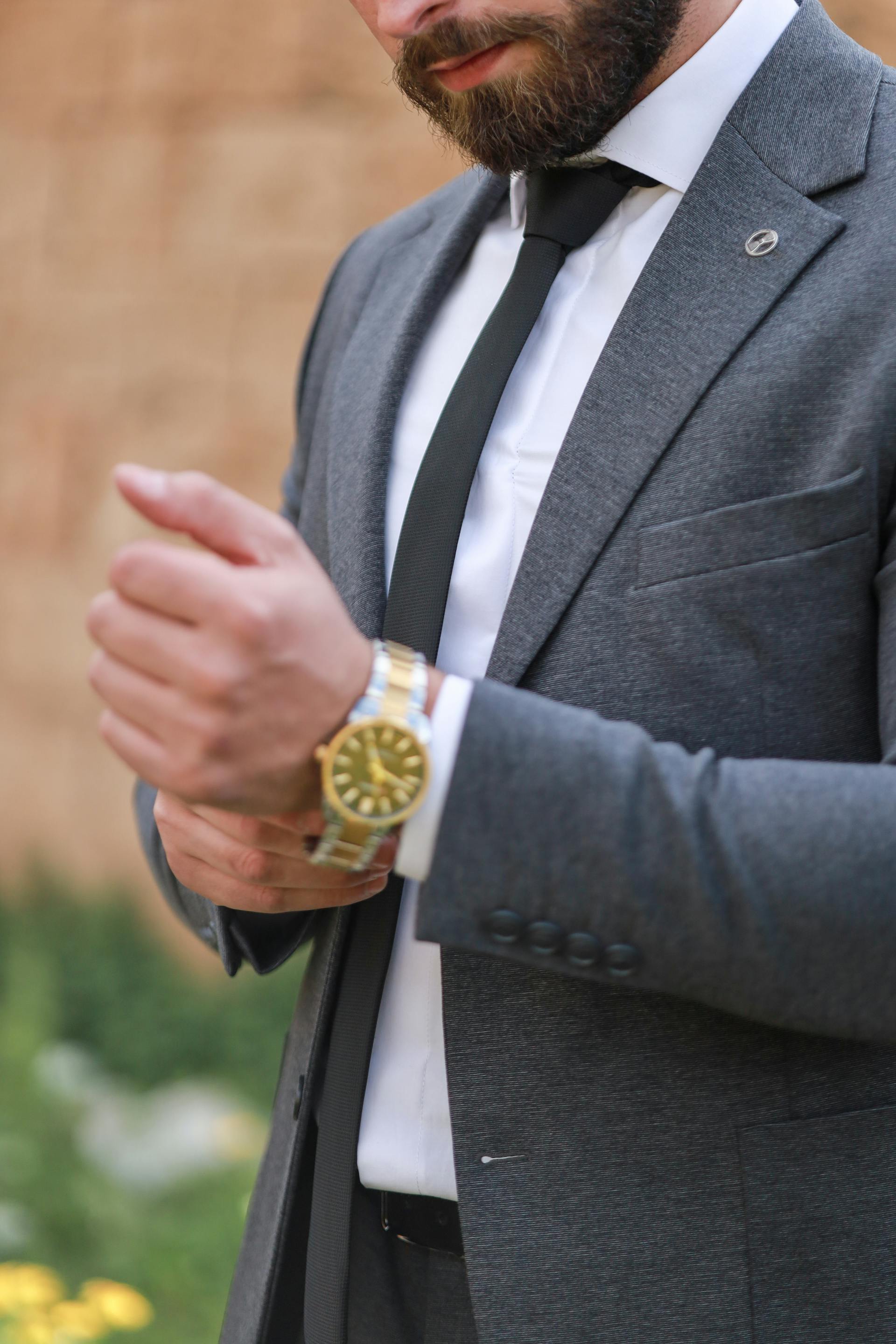 Un homme portant un costume | Source : Pexels