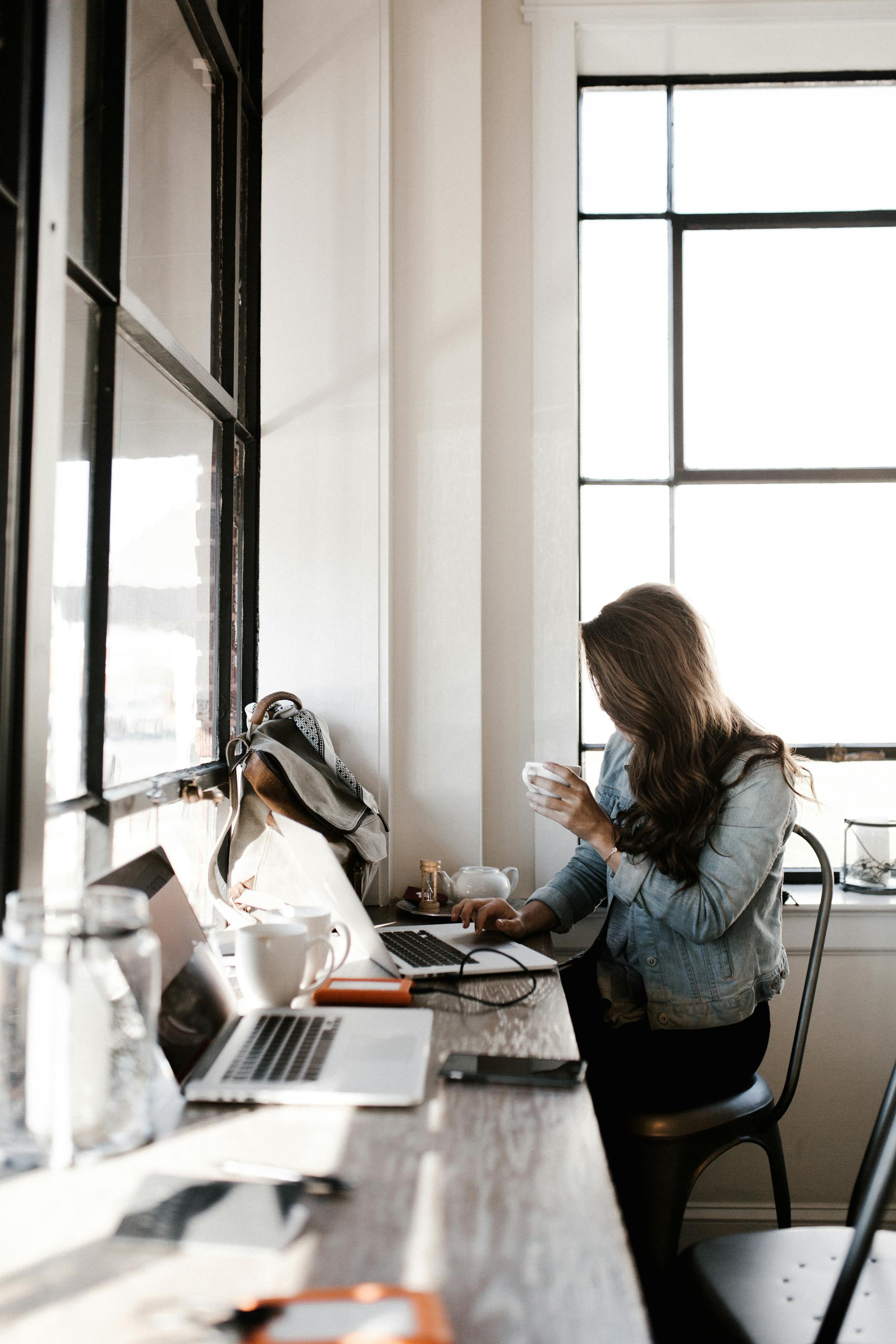 Une femme qui boit du café | Source : Pexels