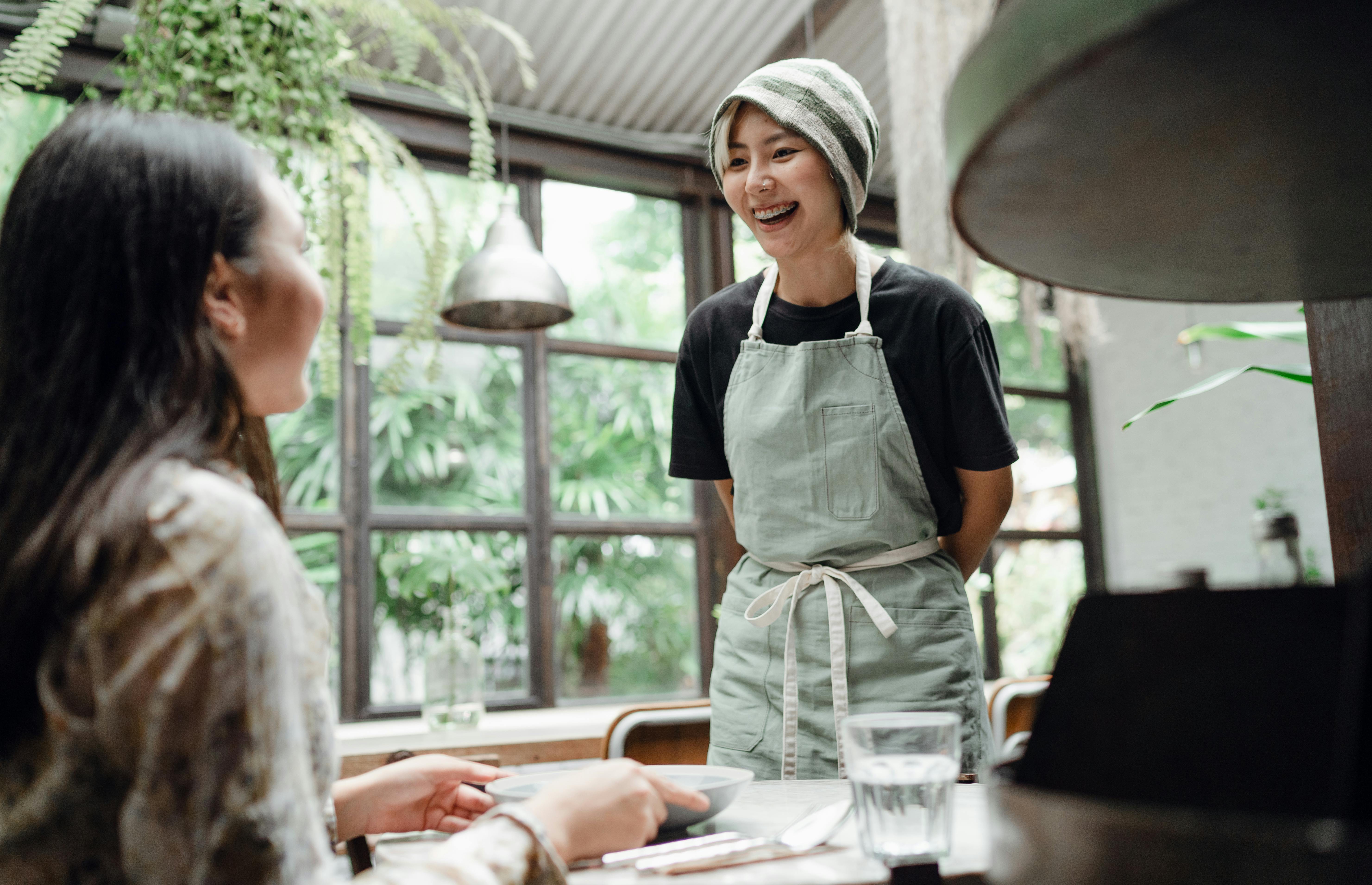 Une femme qui parle à une serveuse | Source : Pexels